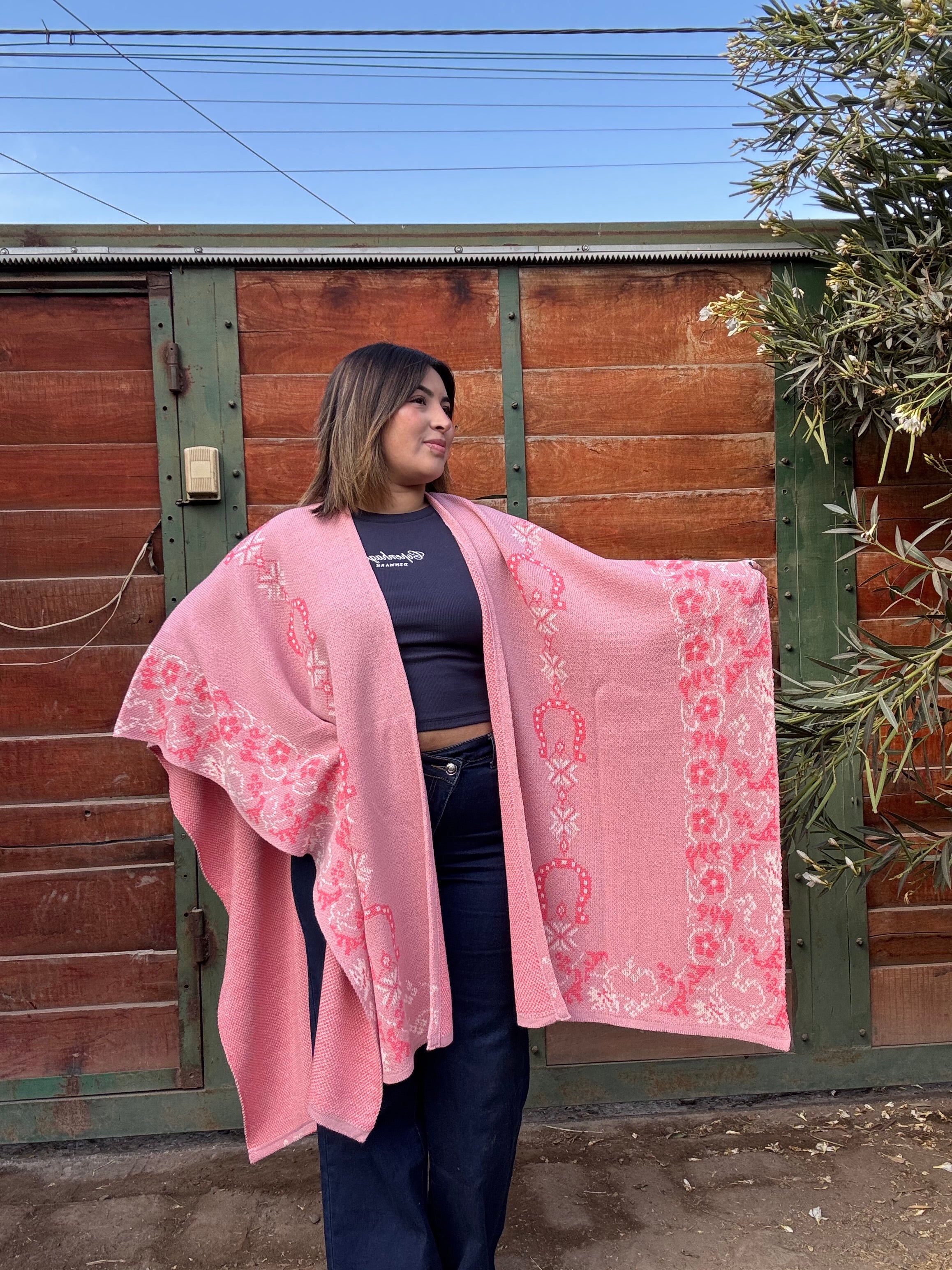 Ruana Rosada Diseño Herraduras Fucsia 3 Colores
