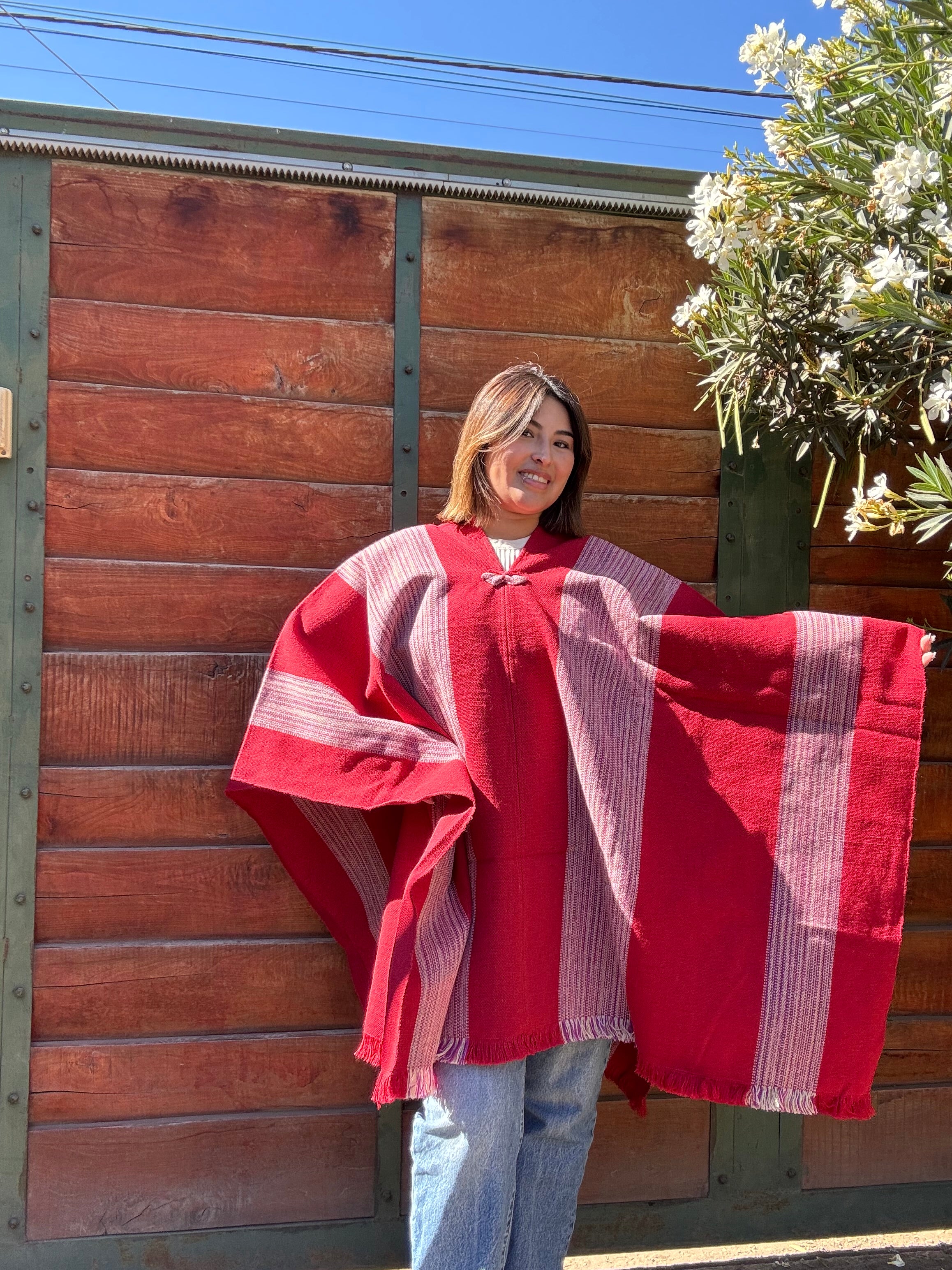 Poncho de Huaso Rojo con Detalles Rosados