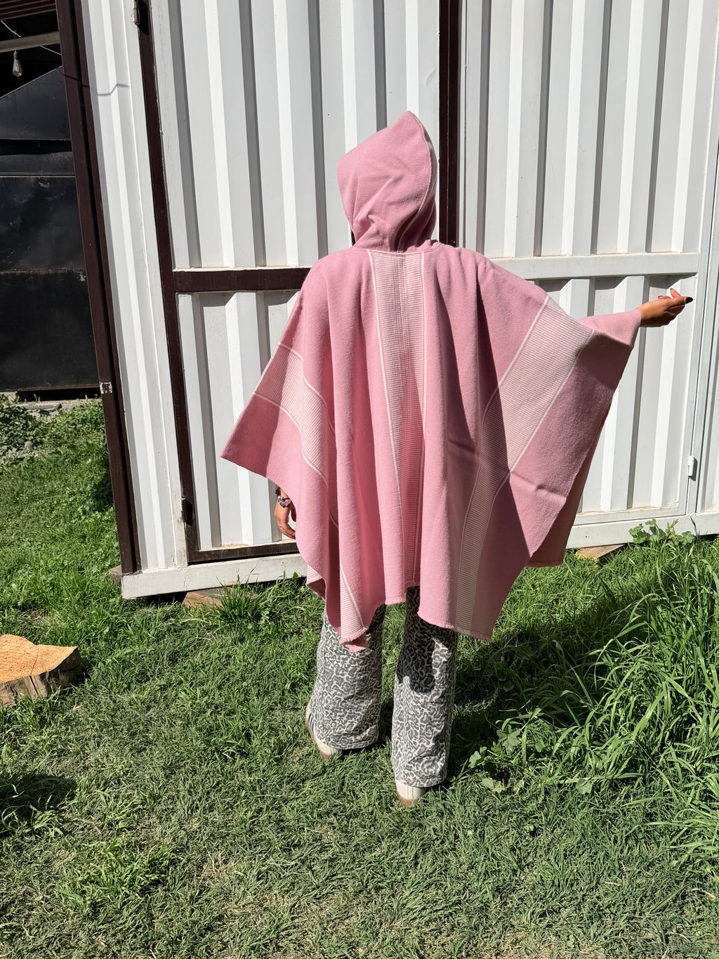 Poncho Rosado 1.50mt Diseño Mapuche Crudo y Capucha