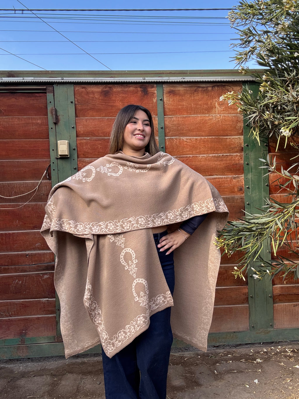 Ruana Beige Diseño Herraduras Blancas