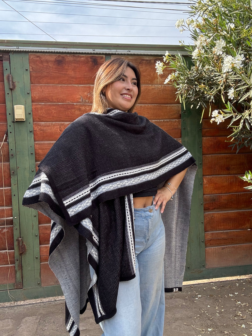 Ruana Negra Diseño Étnico