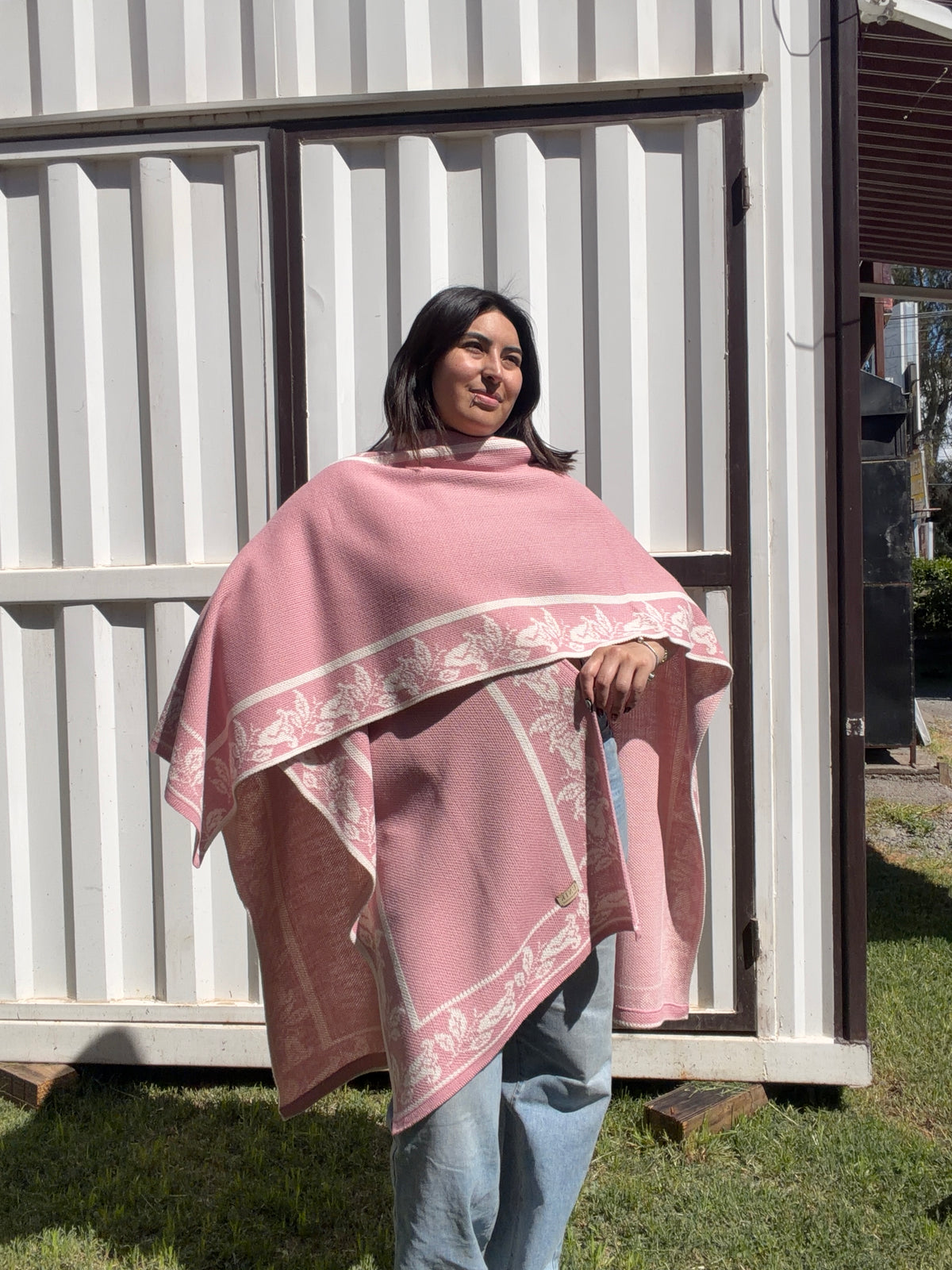 Ruana Rosada Diseño Copihues Orillera