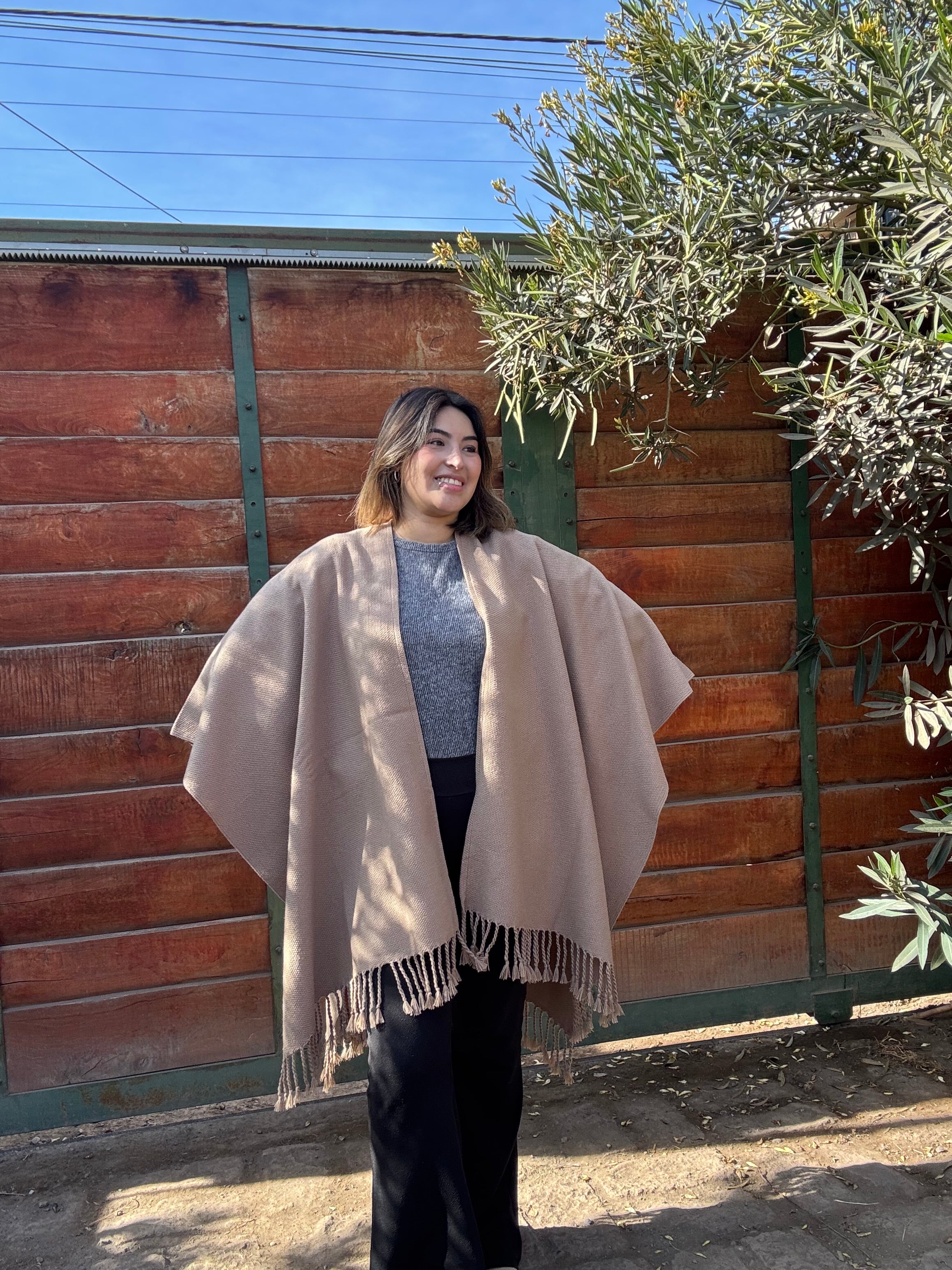 Ruana Taupe con Flecos Tejida a Telar