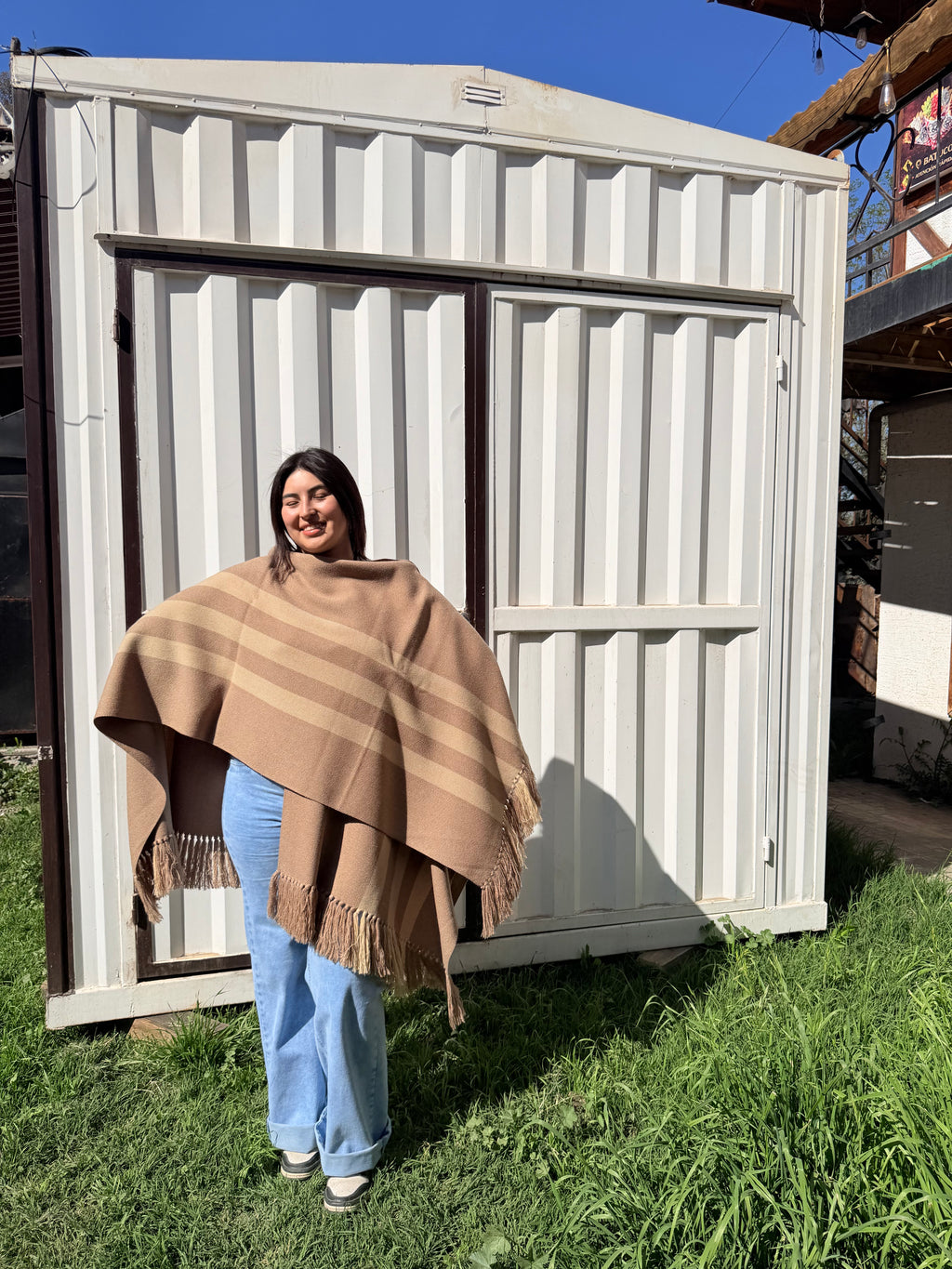 Ruana de Huasa Liviana Visón con Franjas Beige