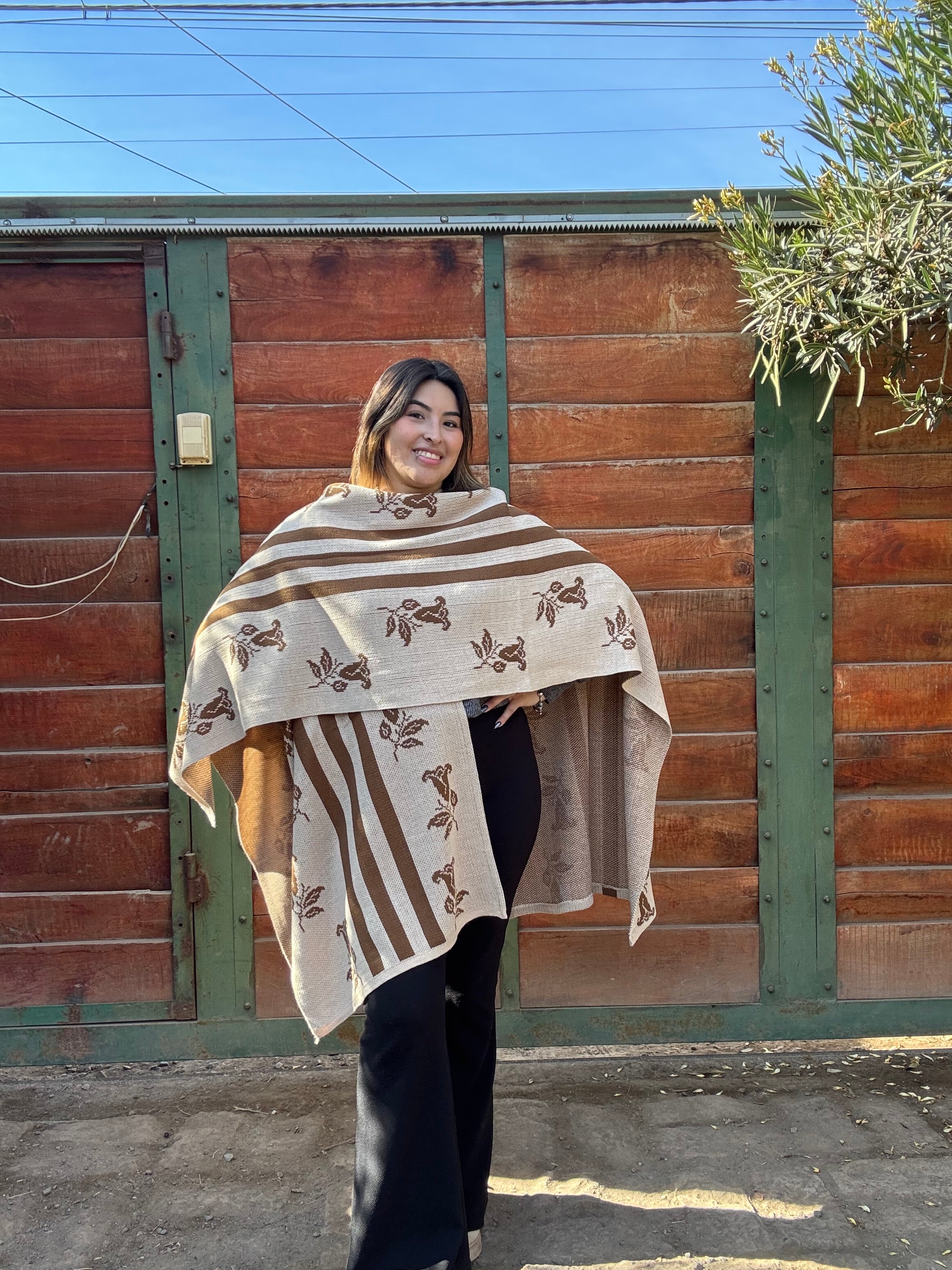 Ruana Beige Diseño Copihues Café