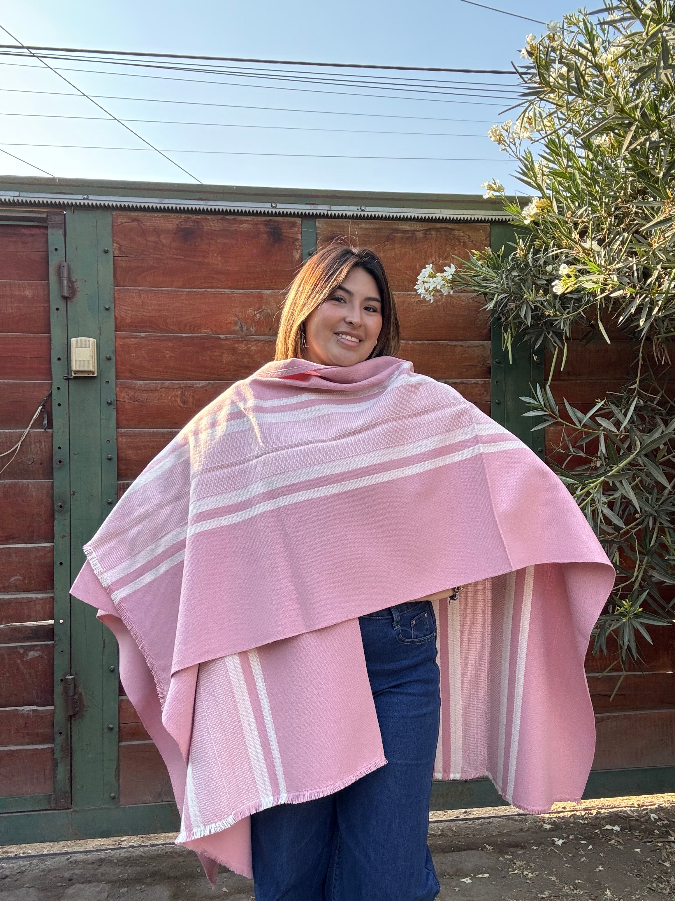 Ruana Rosa con Franjas Blancas Tejida a Telar
