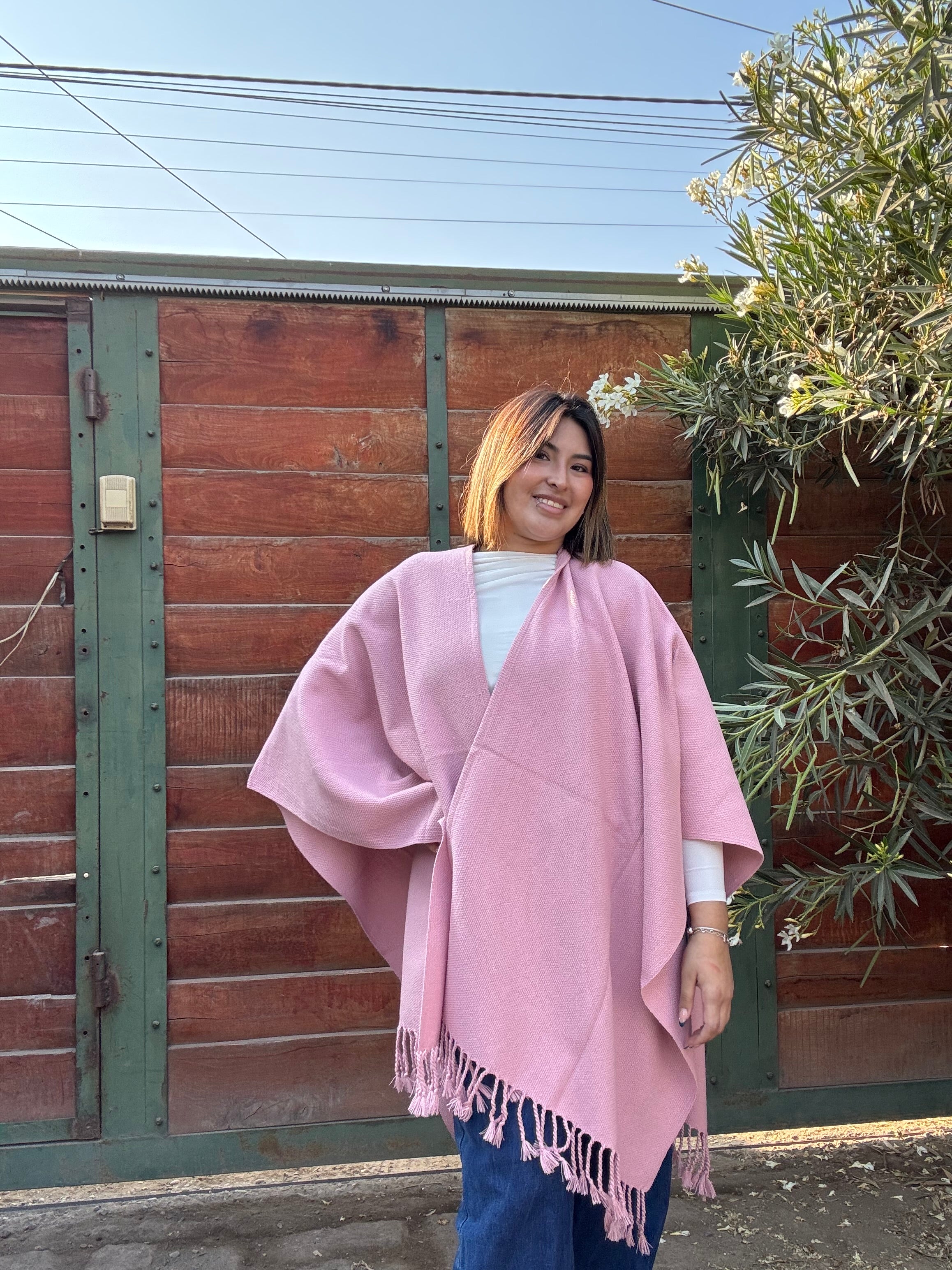 Ruana Rosada con Flecos Tejida a Telar