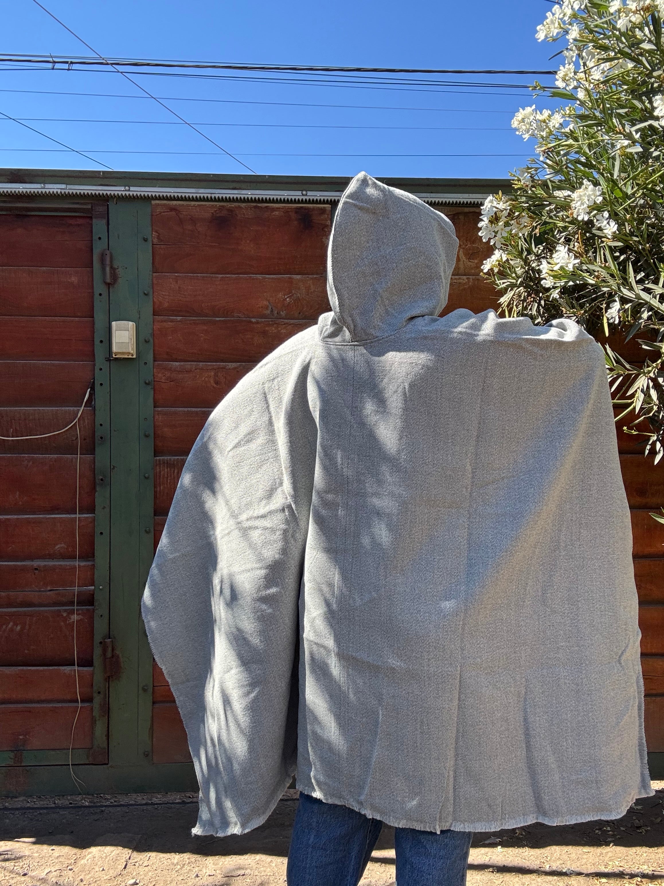 Poncho de Huaso Gris con Capucha