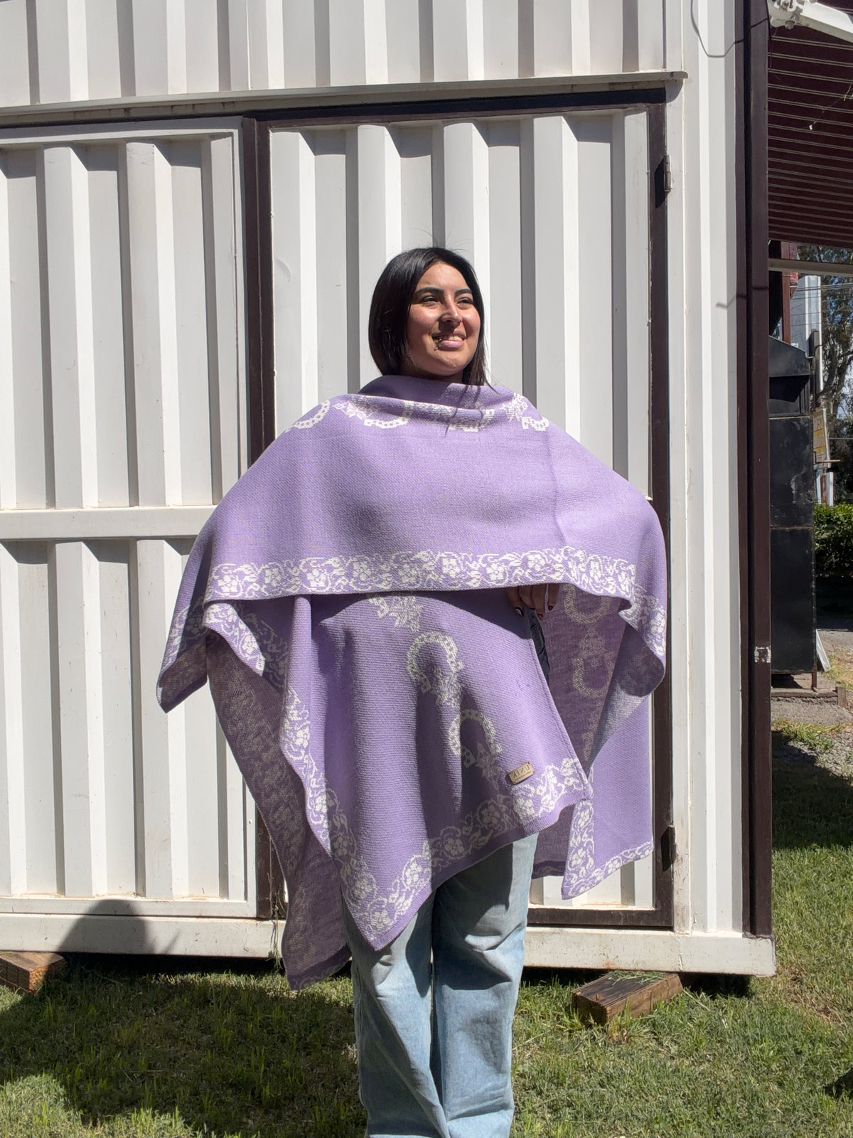 Ruana Lila Diseño Herradura Blancas