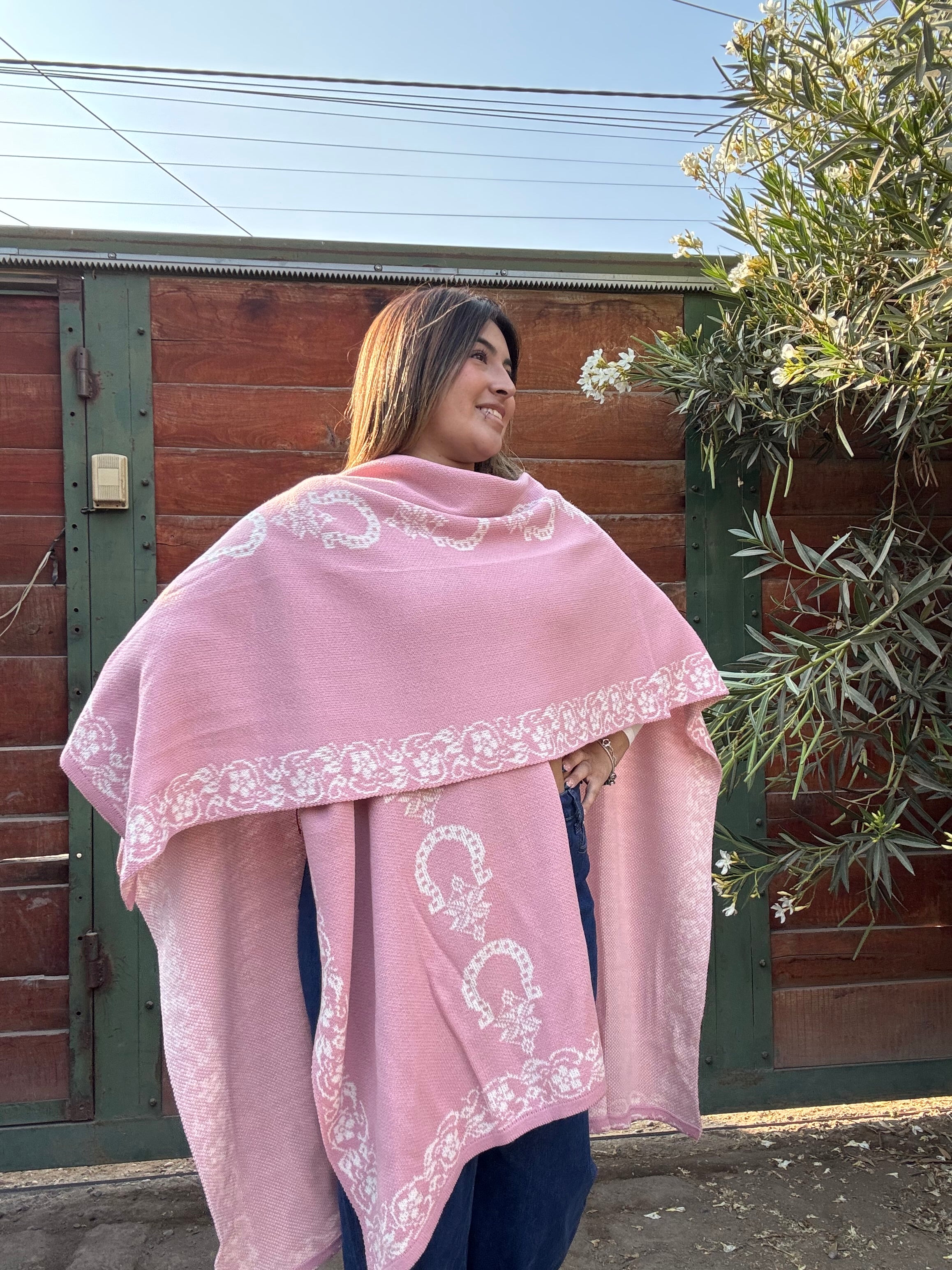 Ruana Rosada Diseño Herraduras Blancas