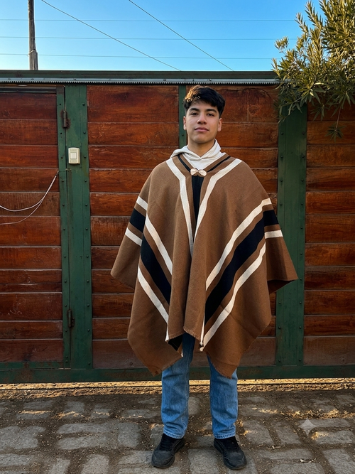 Poncho Café Liviano Tejido a Telar Con Franjas