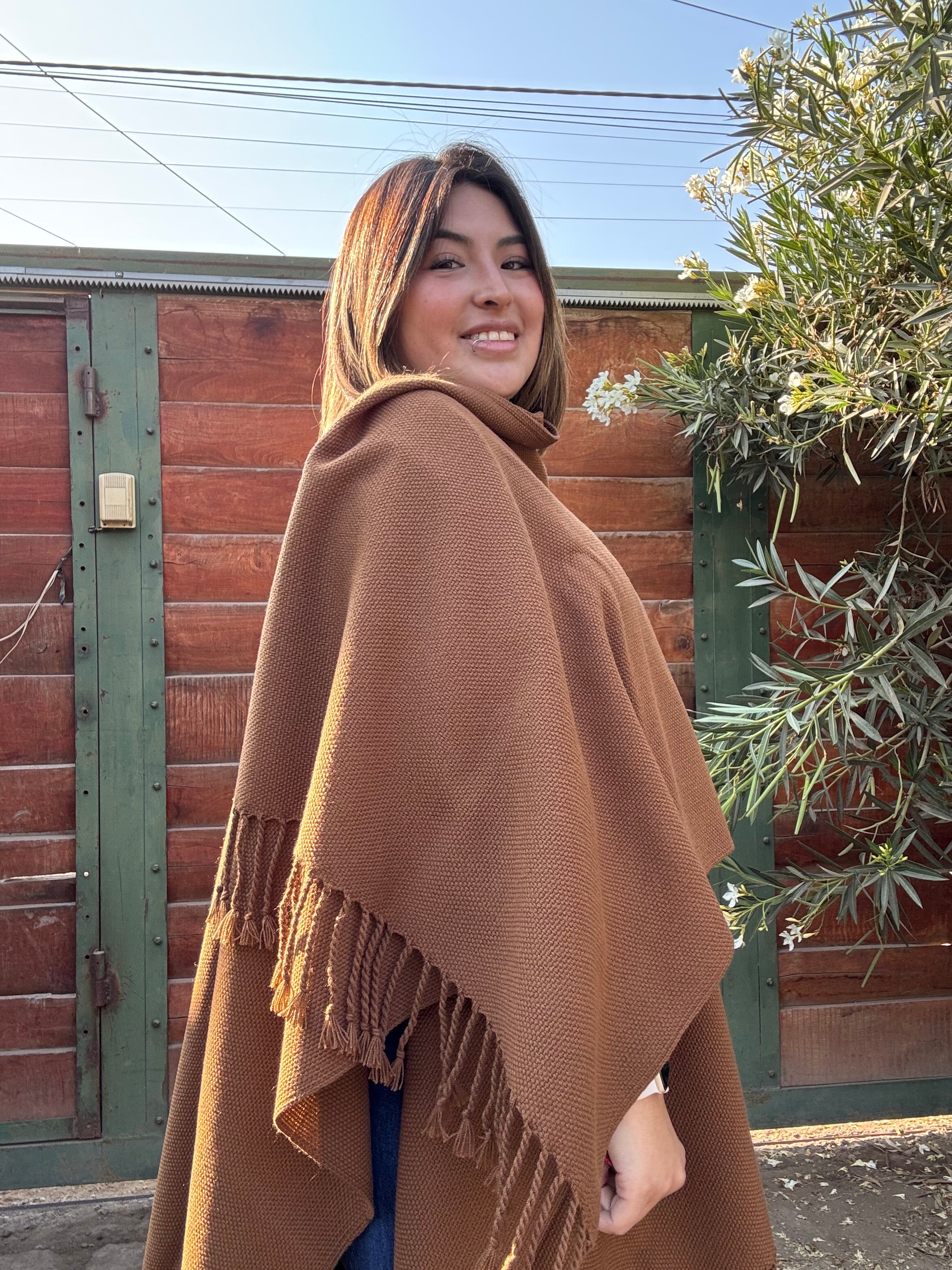 Ruana Vicuña con Flecos Tejida a Telar