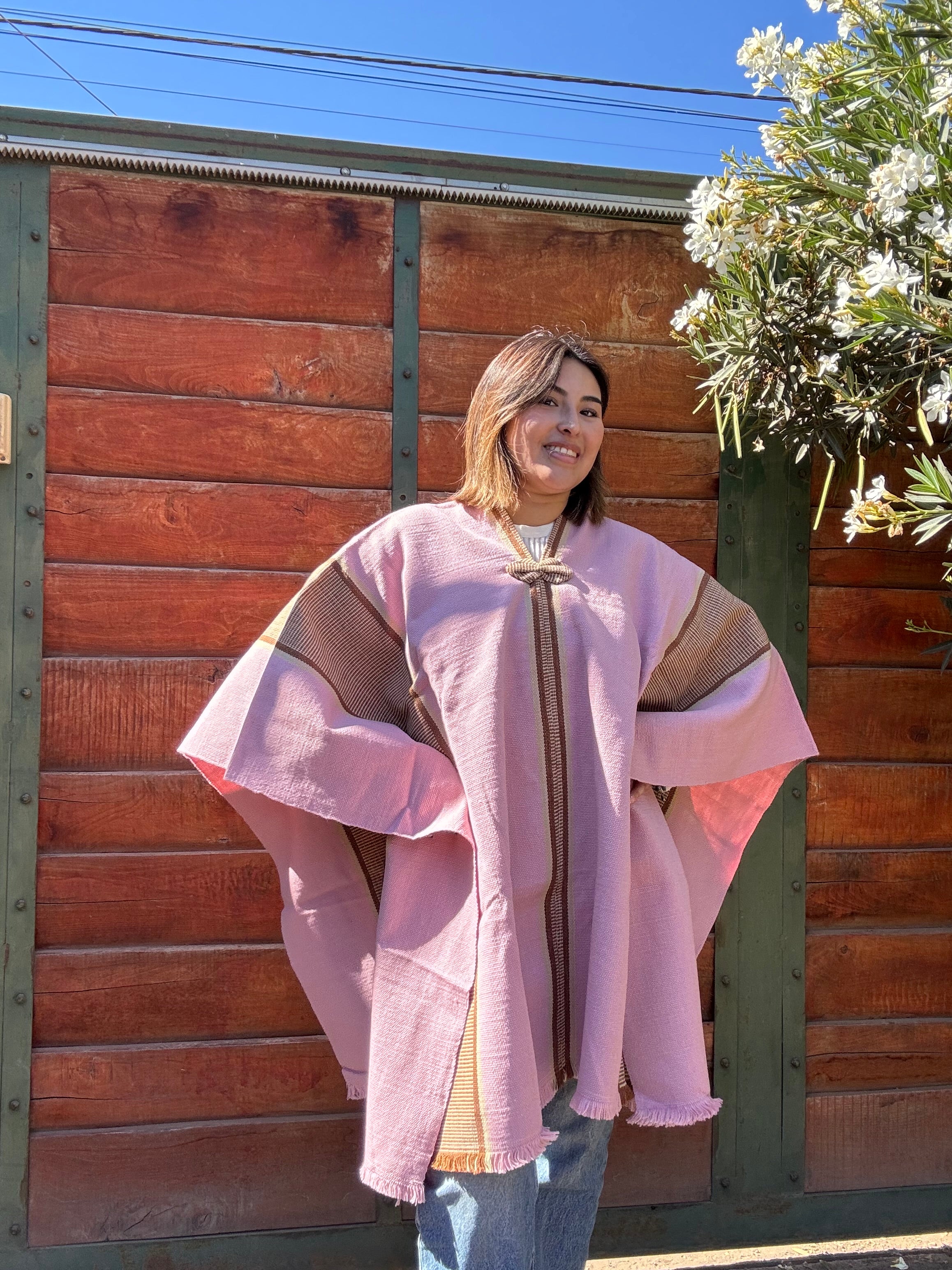 Poncho de Huaso Rosado con Tres Franjas Café