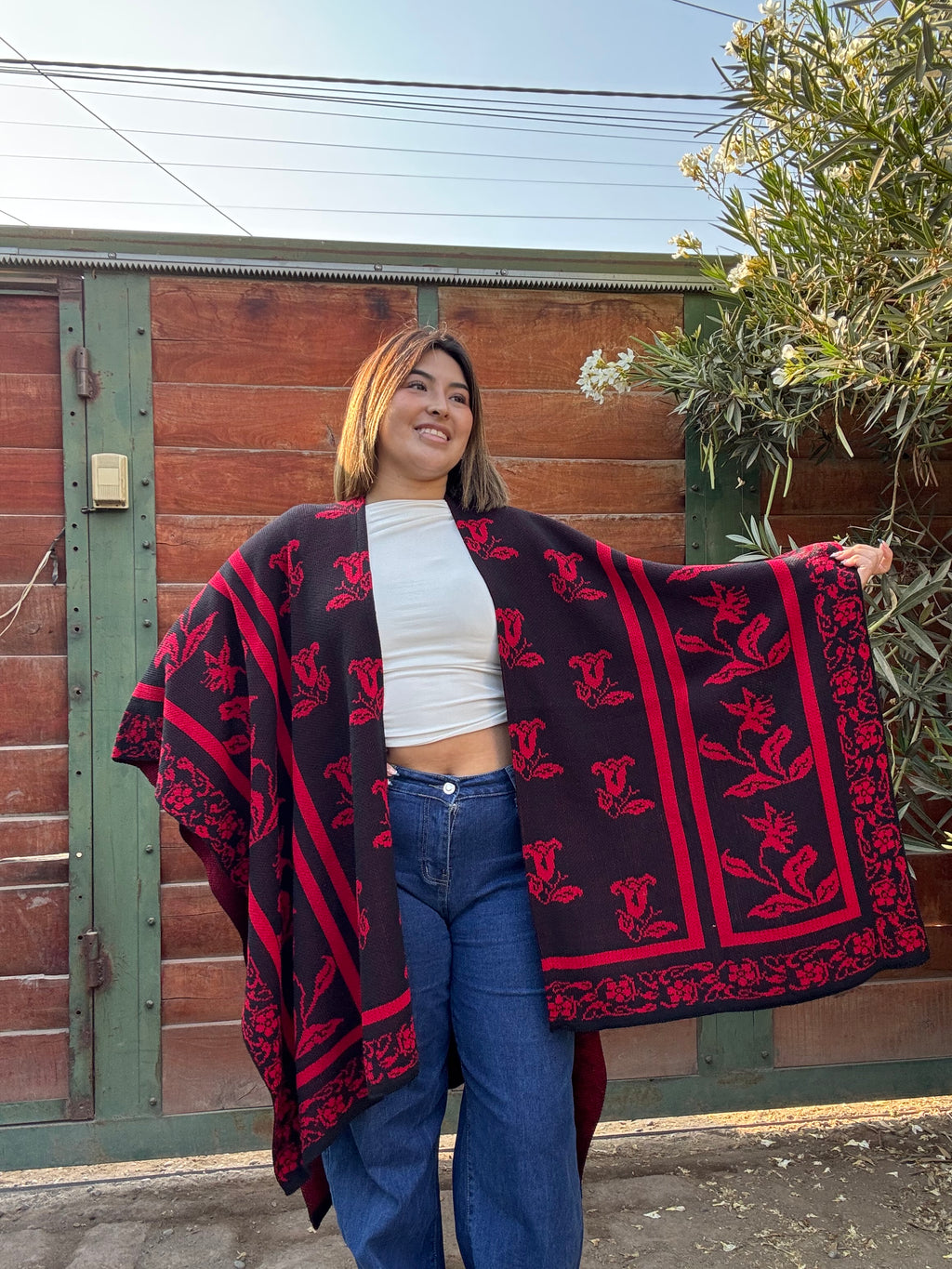 Ruana Negra Diseño Copihues Rojos
