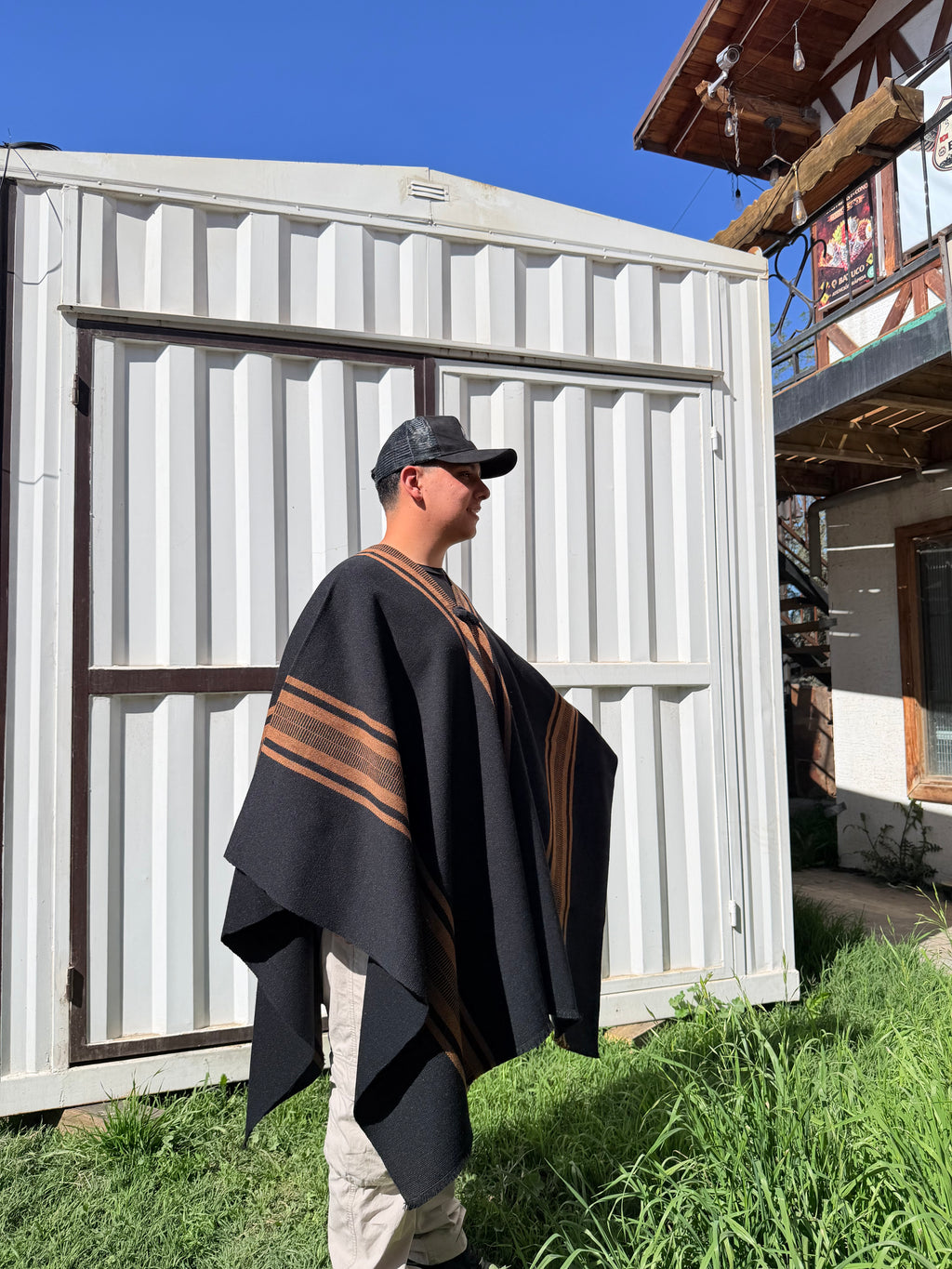 Poncho Negro con Peinecillo Vicuña