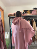 A PEDIDO | Ruana con Capucha Rosada con Flecos - Tejida a Telar