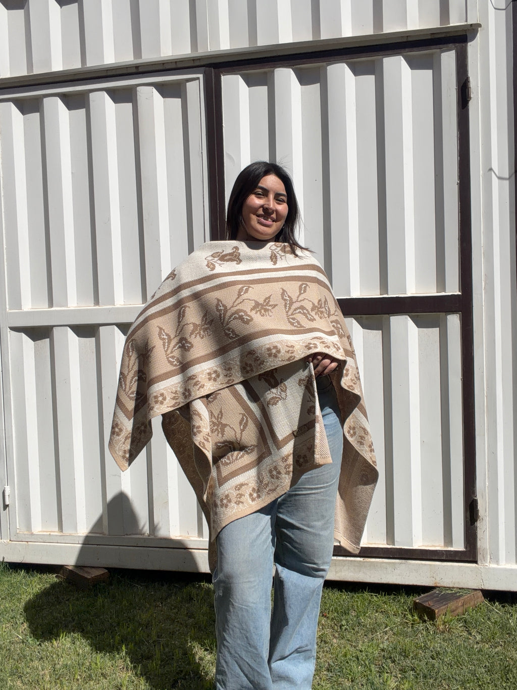 Ruana Beige-Crudo Diseños Típicos 3 Colores