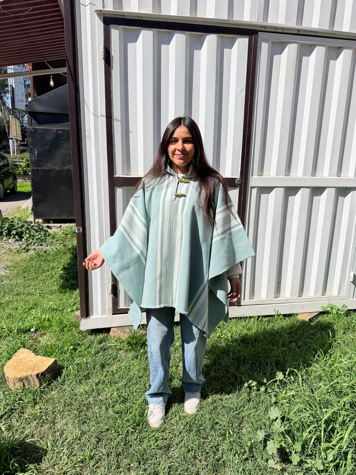 Poncho Menta 1.50mt Diseño Peinecillo Crudo y Capucha