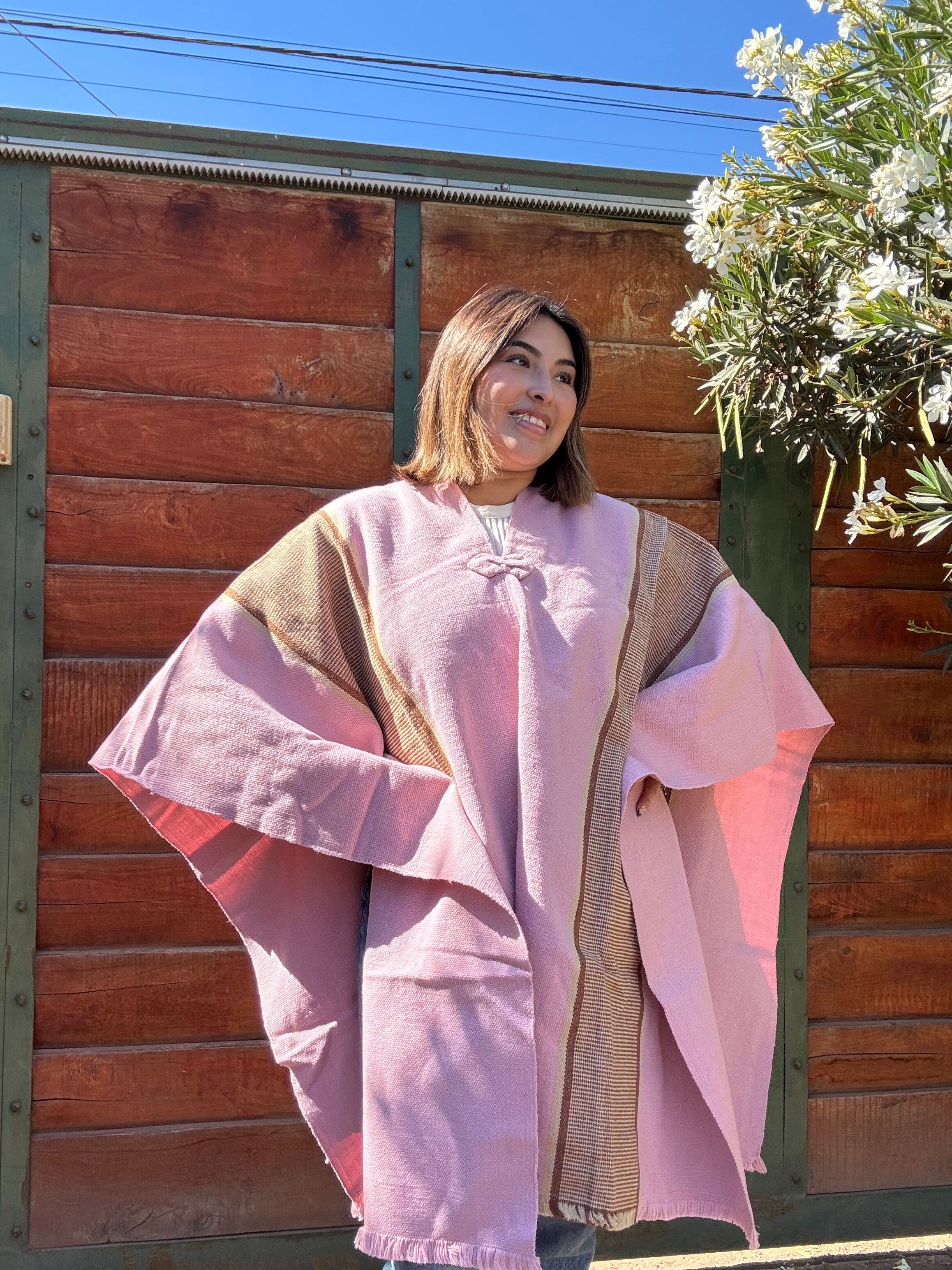 Poncho de Huaso Rosada con Dos Franjas Café