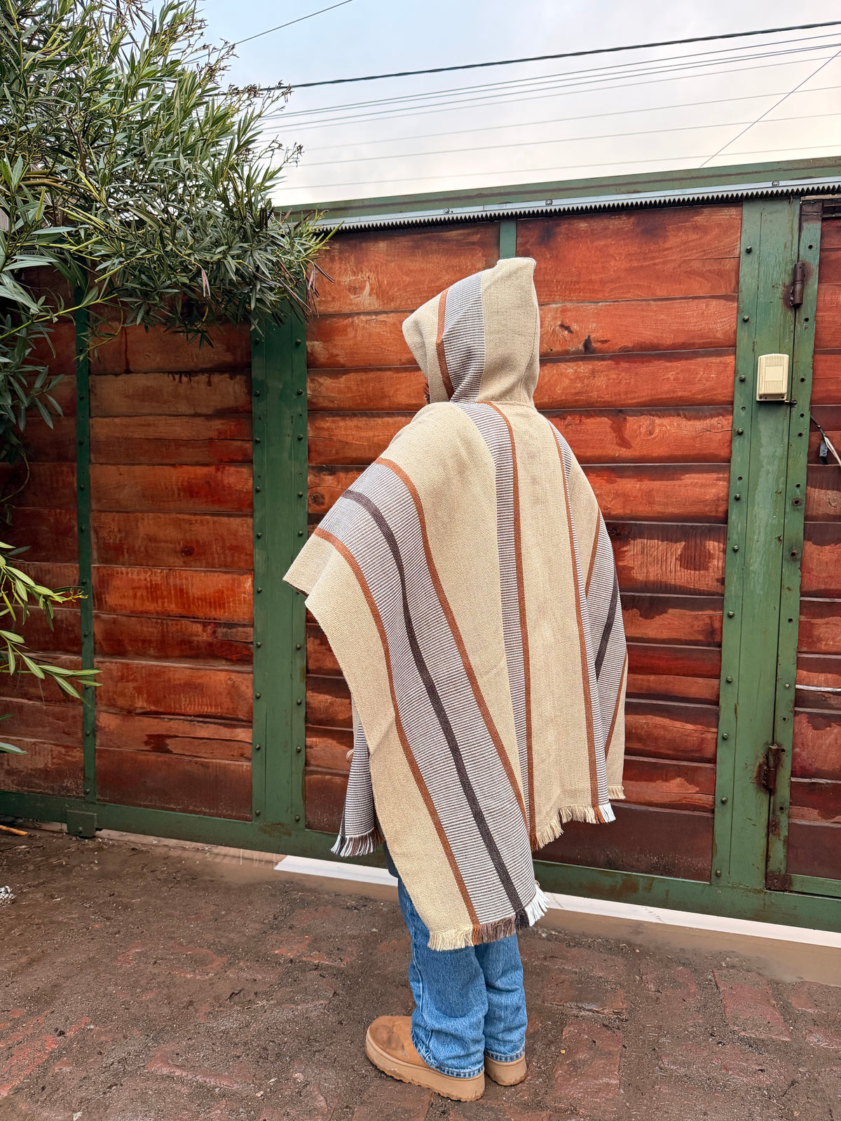 Poncho Beige Diseño Mapuche Tonos Vicuña con Capucha