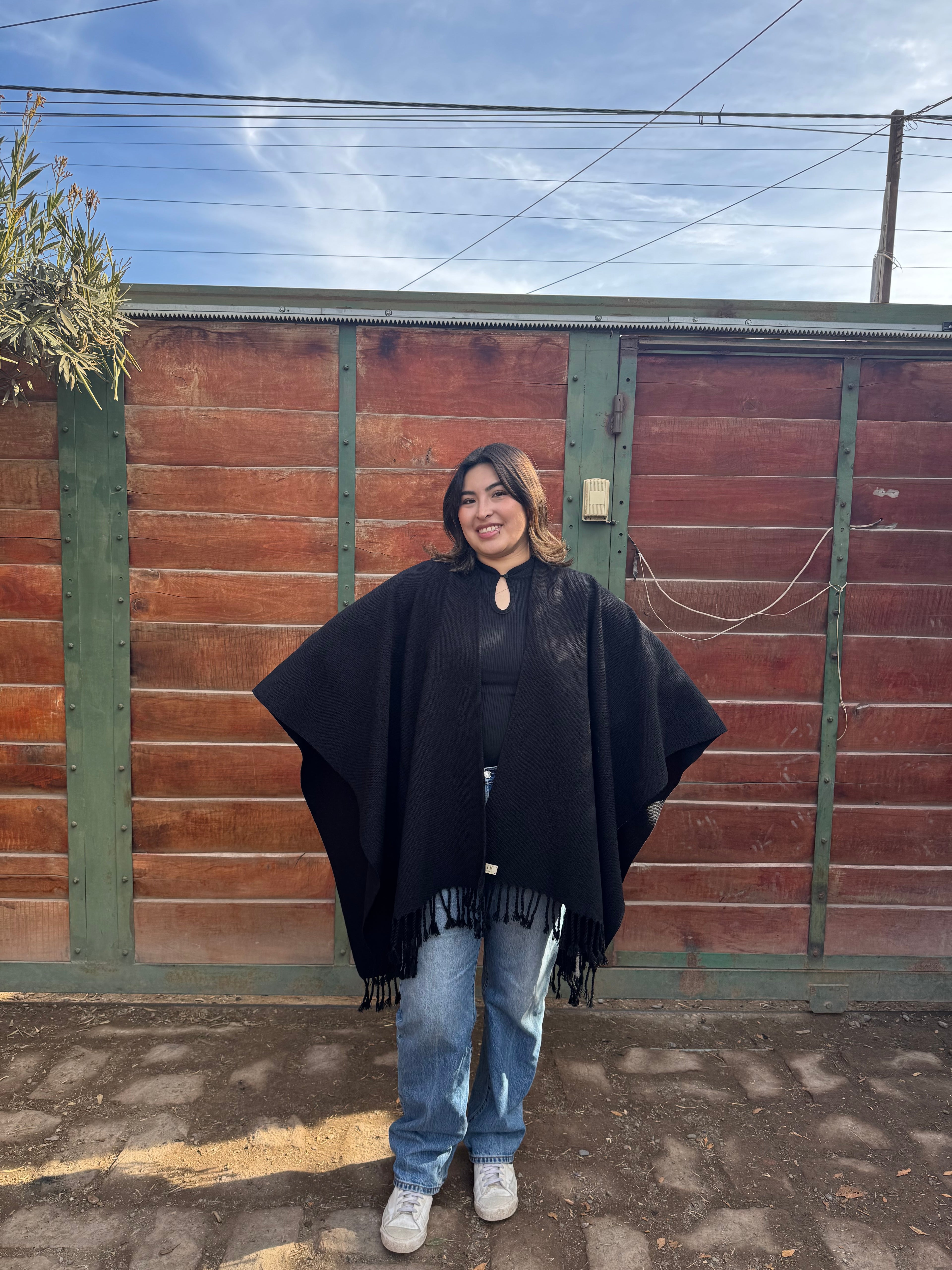 Ruana Negra con Flecos Tejida a Telar