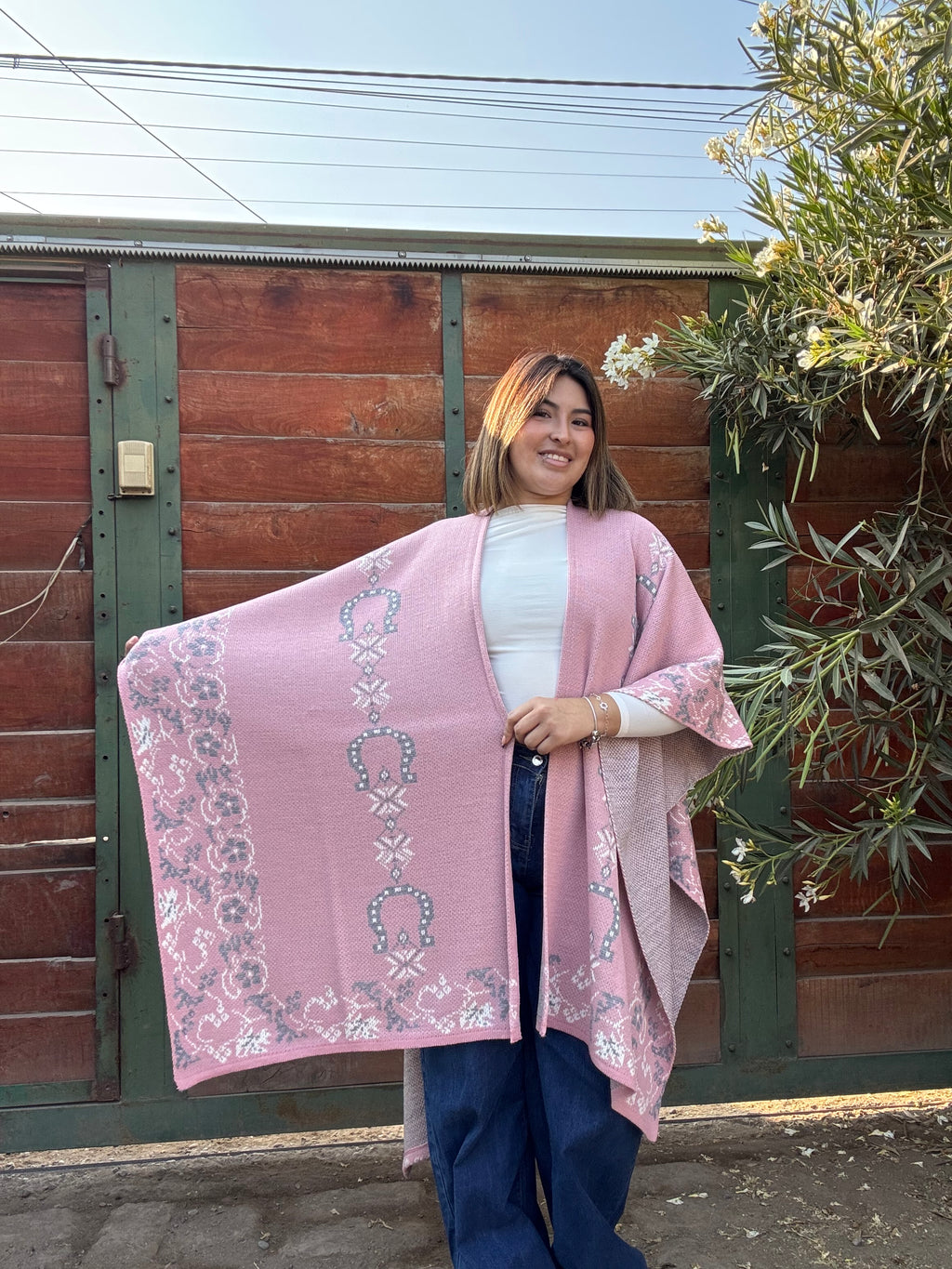 Ruana Rosada Diseño Herraduras Gris 3 Colores