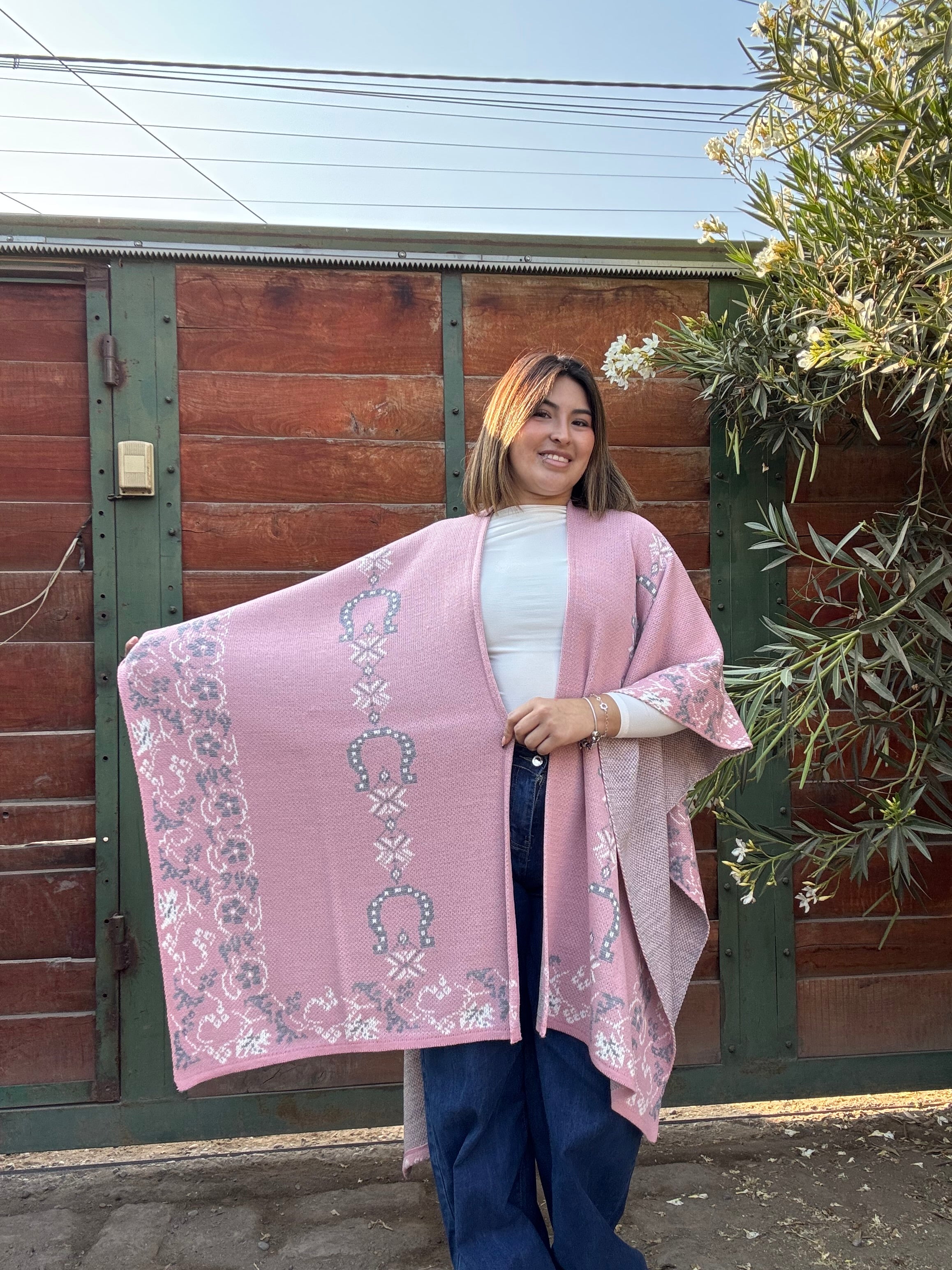 Ruana Rosada Diseño Herraduras Gris 3 Colores
