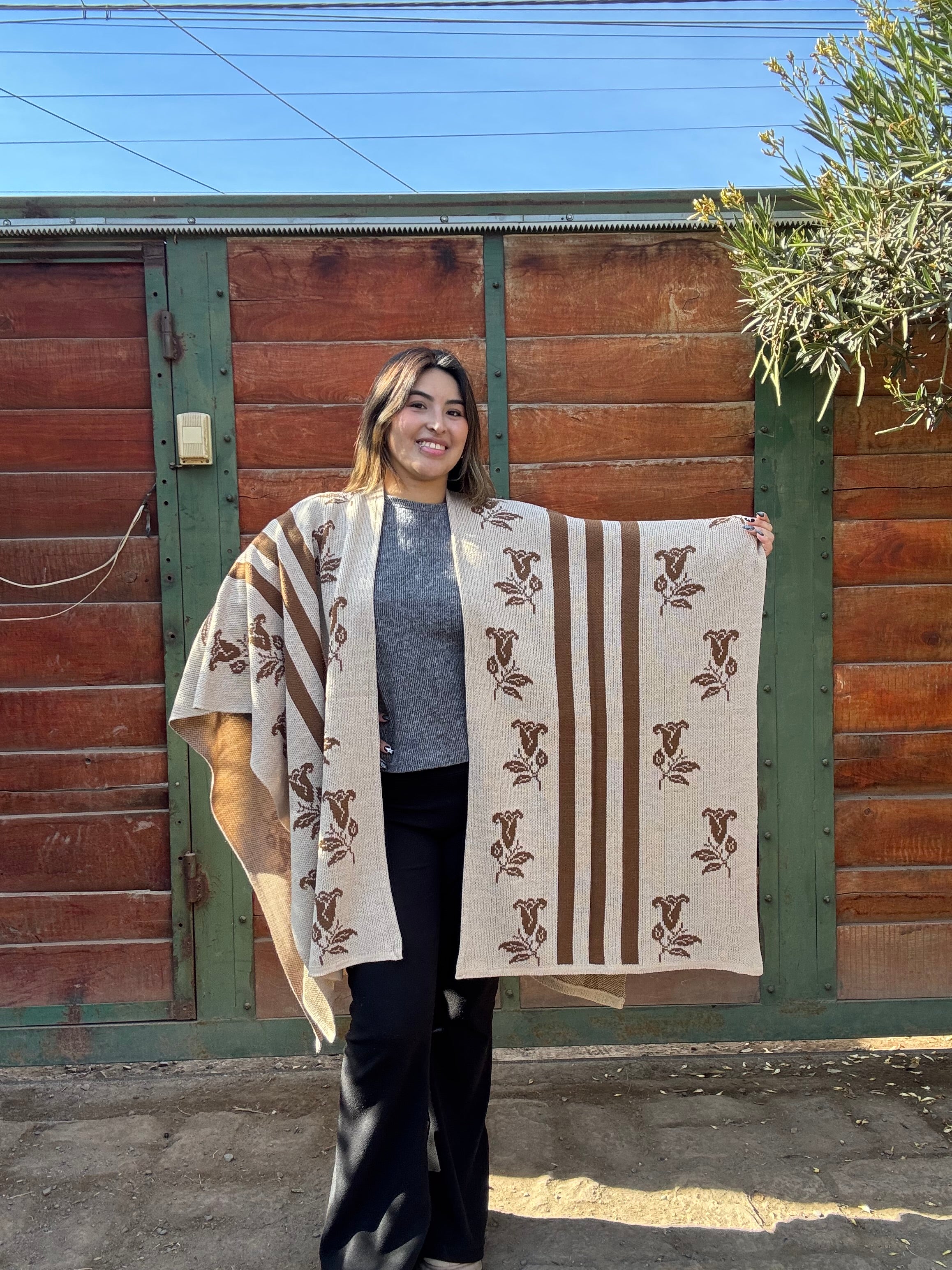 Ruana Beige Diseño Copihues Café