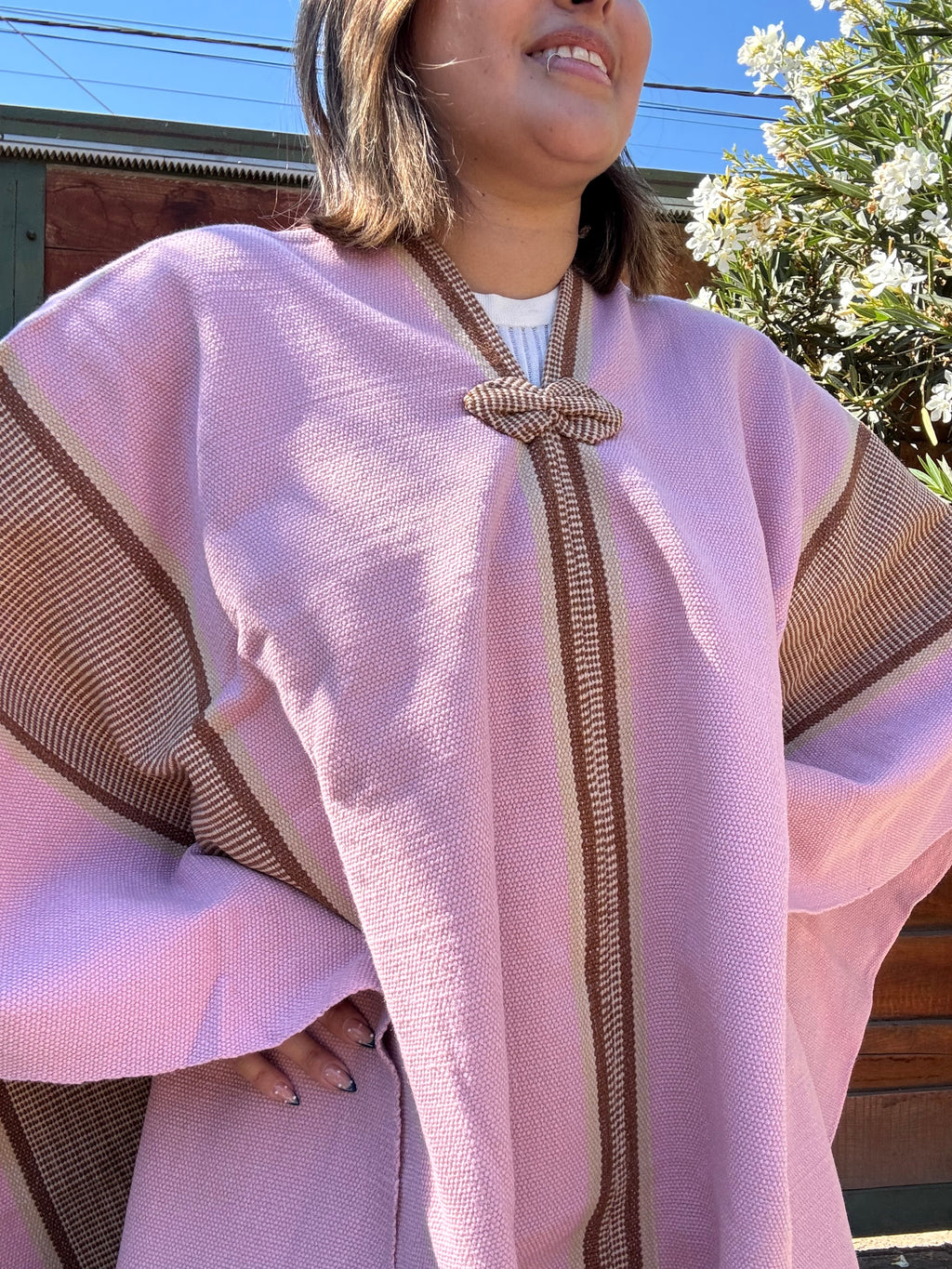 Poncho de Huaso Rosado con Tres Franjas Café