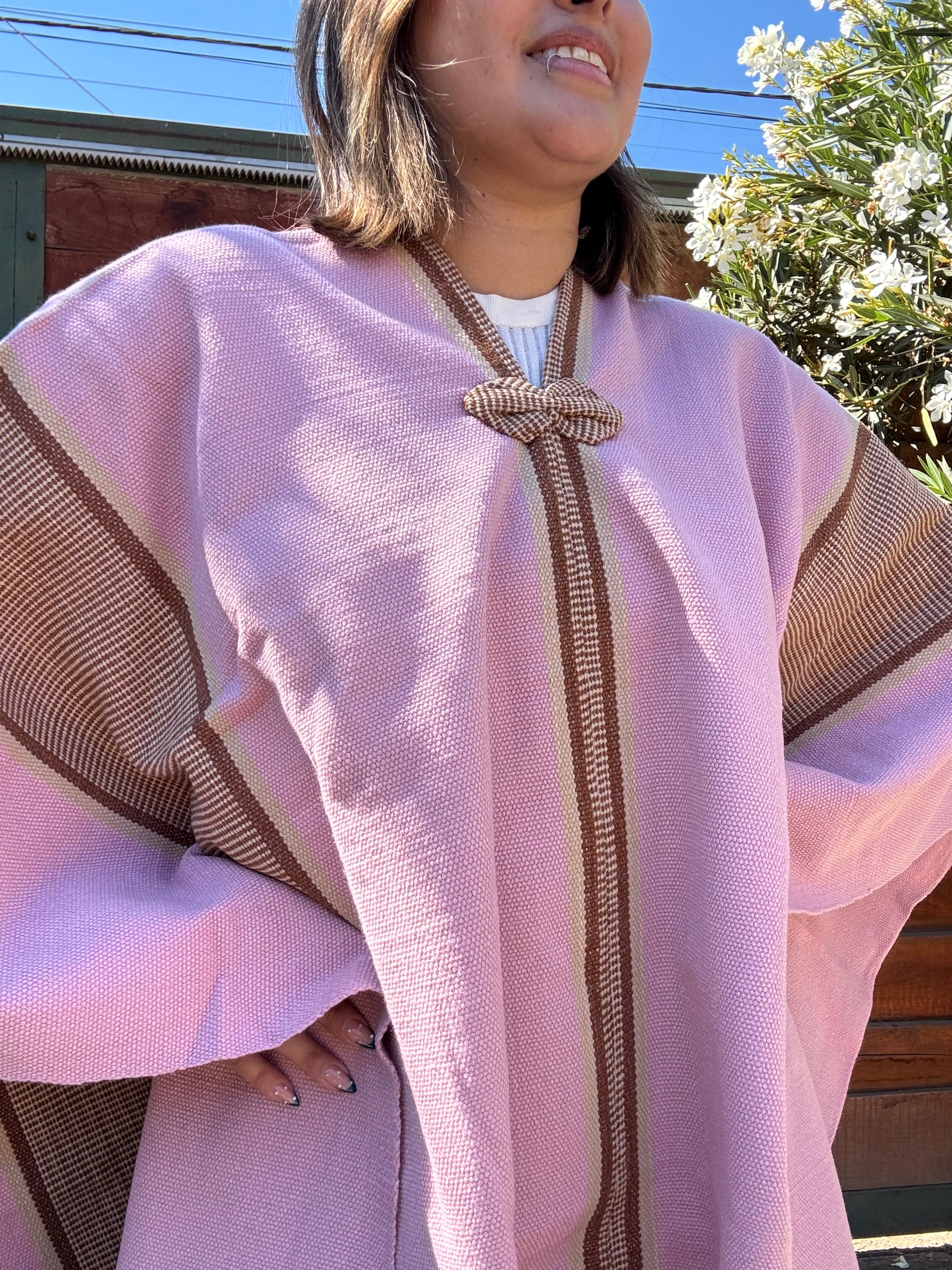 Poncho de Huaso Rosado con Tres Franjas Café
