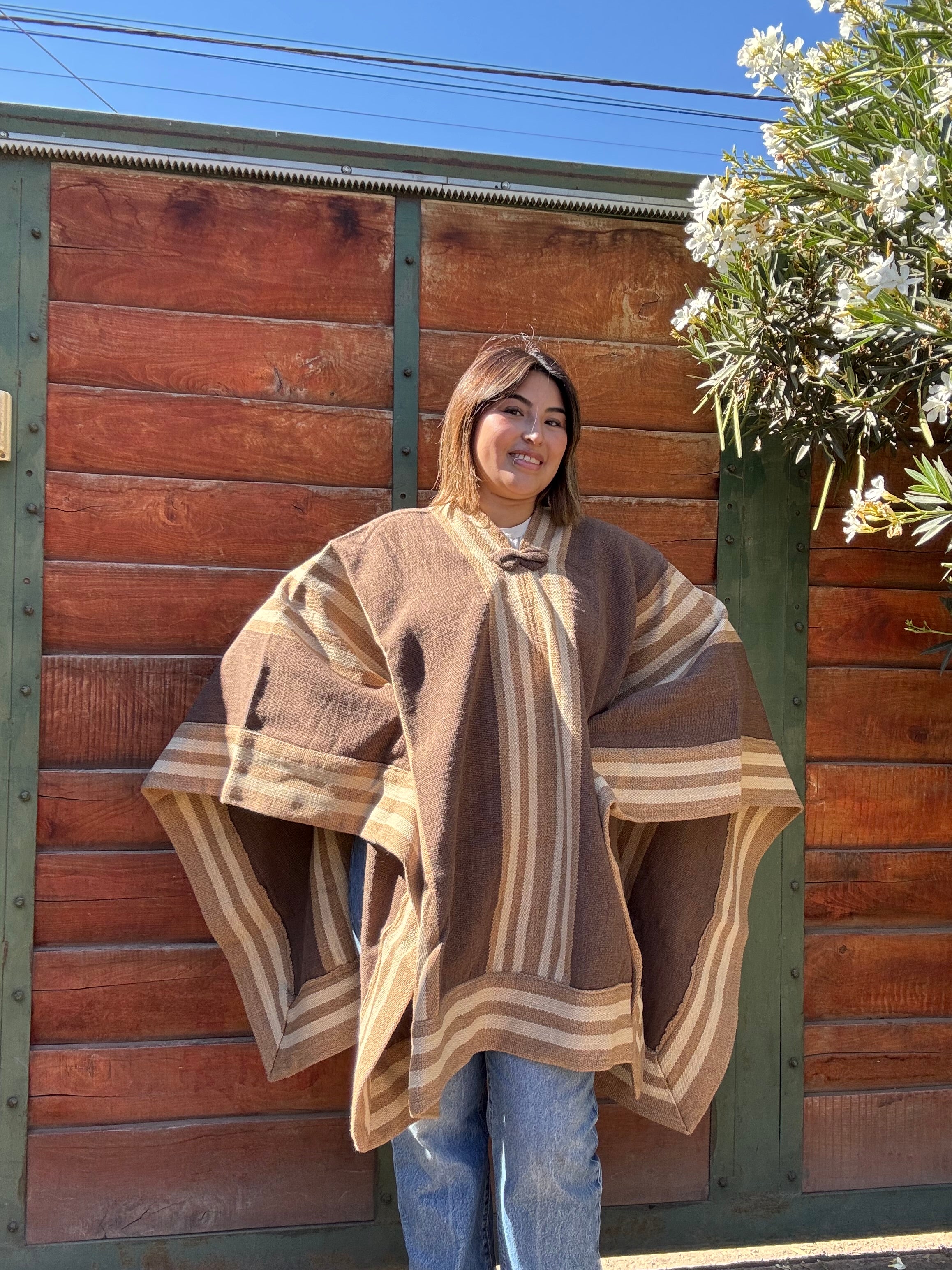 Poncho de Huaso Enguinchado Café con Franjas Beige