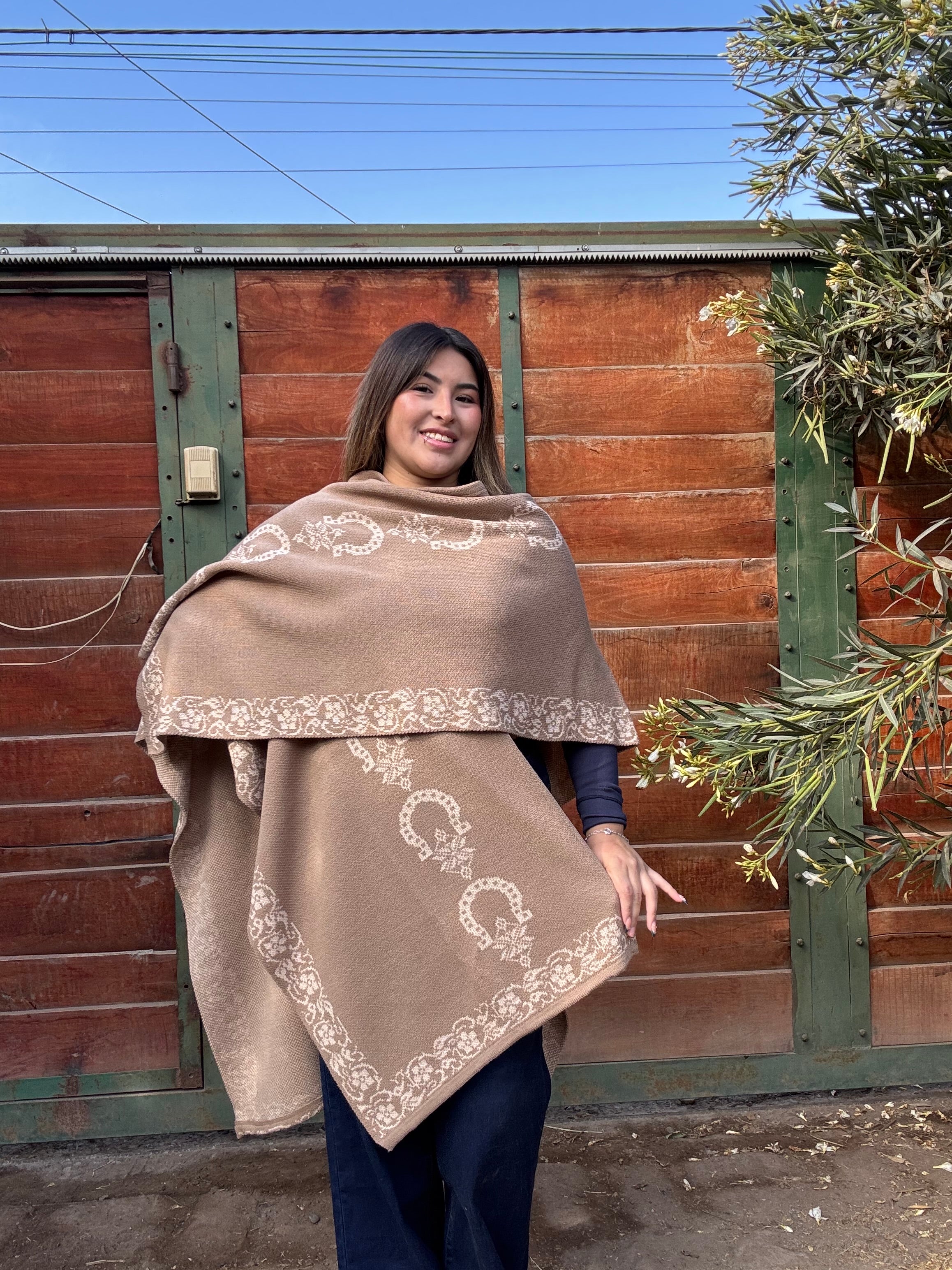 Ruana Beige Diseño Herraduras Blancas