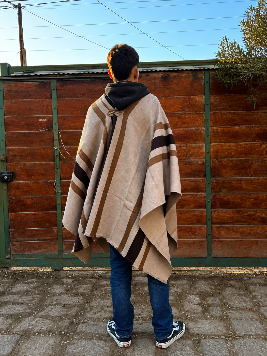 Poncho Taupe Liviano Tejido a Telar Con Franjas