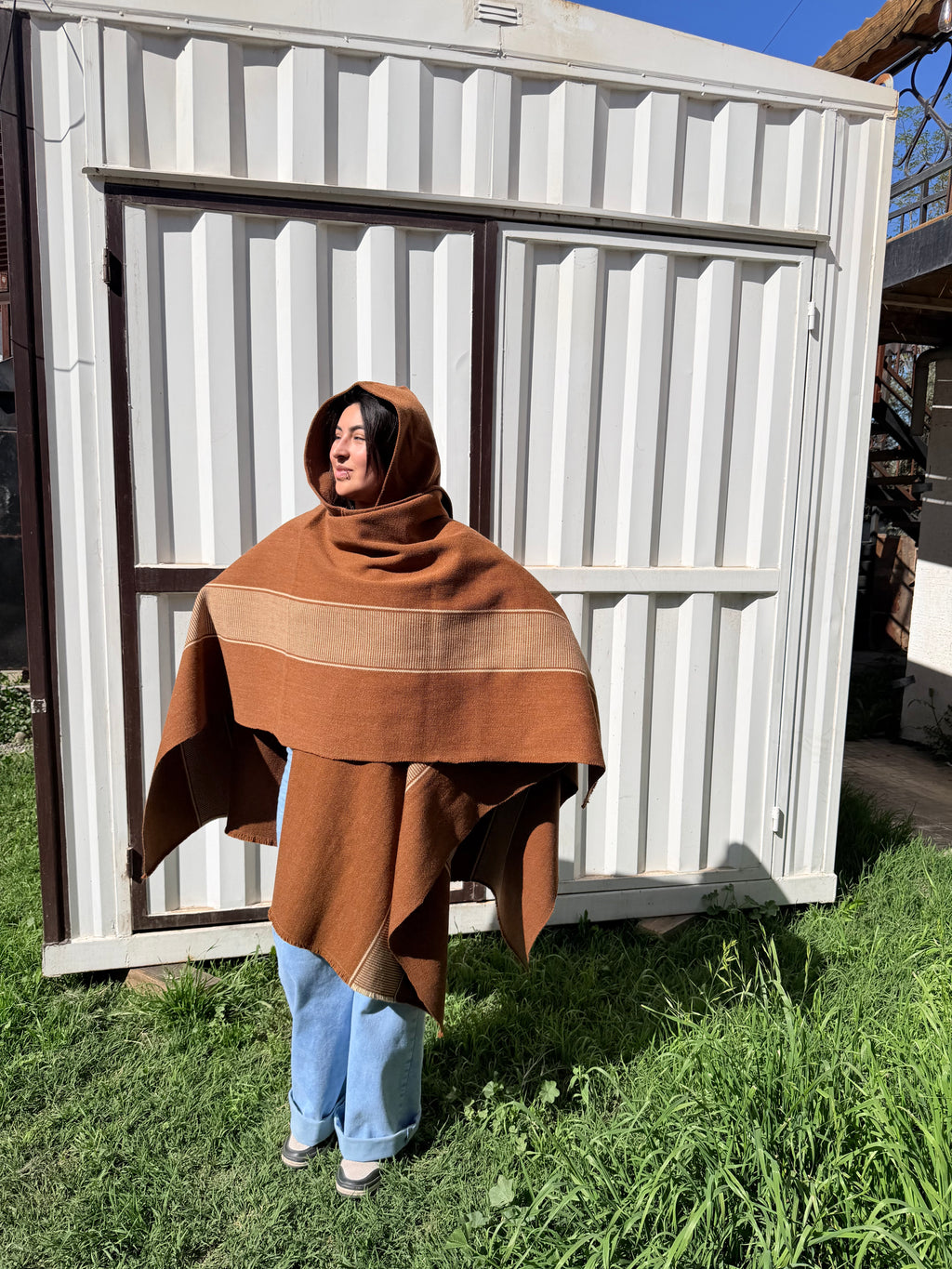 Ruana Huasa Vicuña Diseño Mapuche Beige y Capucha