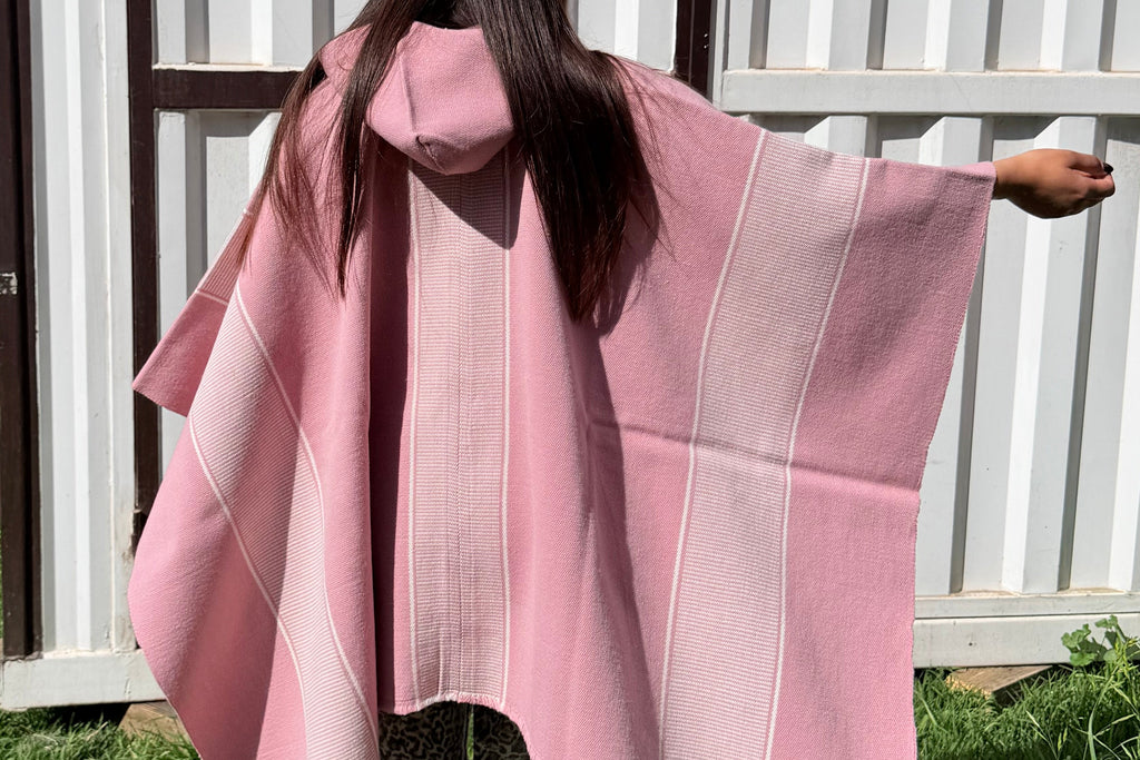 Poncho Rosado 1.50mt Diseño Mapuche Crudo y Capucha