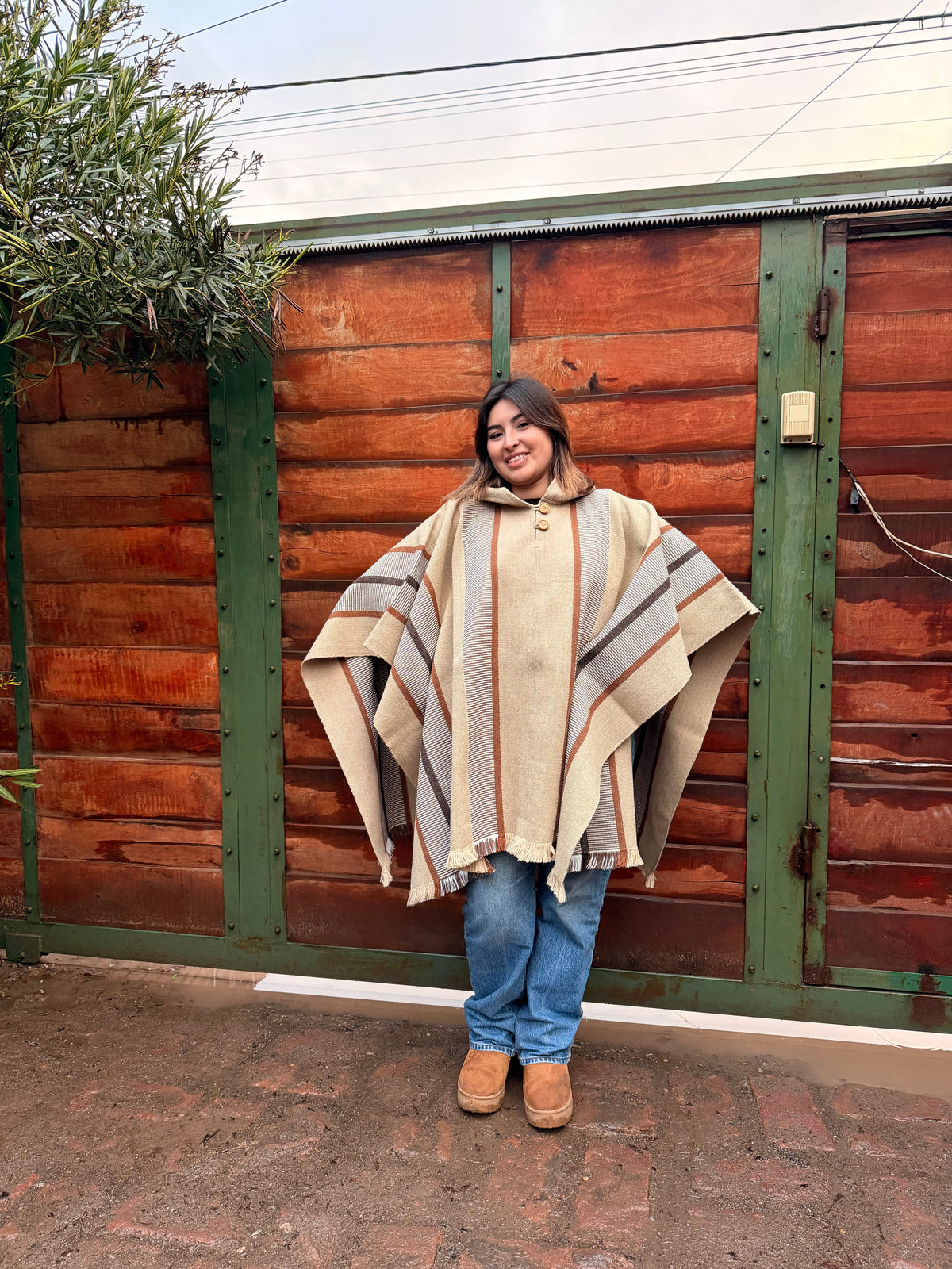 Poncho Beige Diseño Mapuche Tonos Vicuña con Capucha