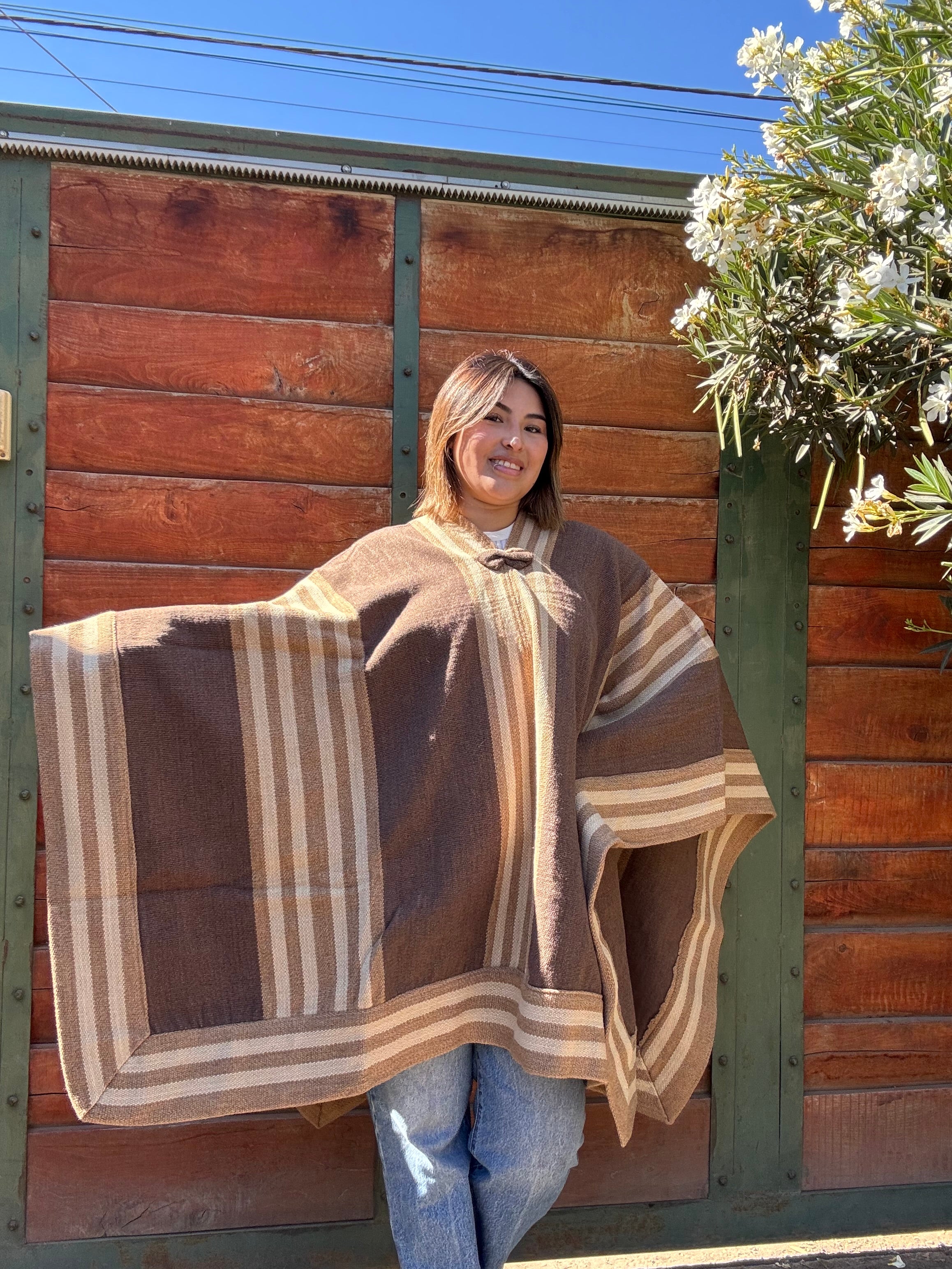 Poncho de Huaso Enguinchado Café con Franjas Beige