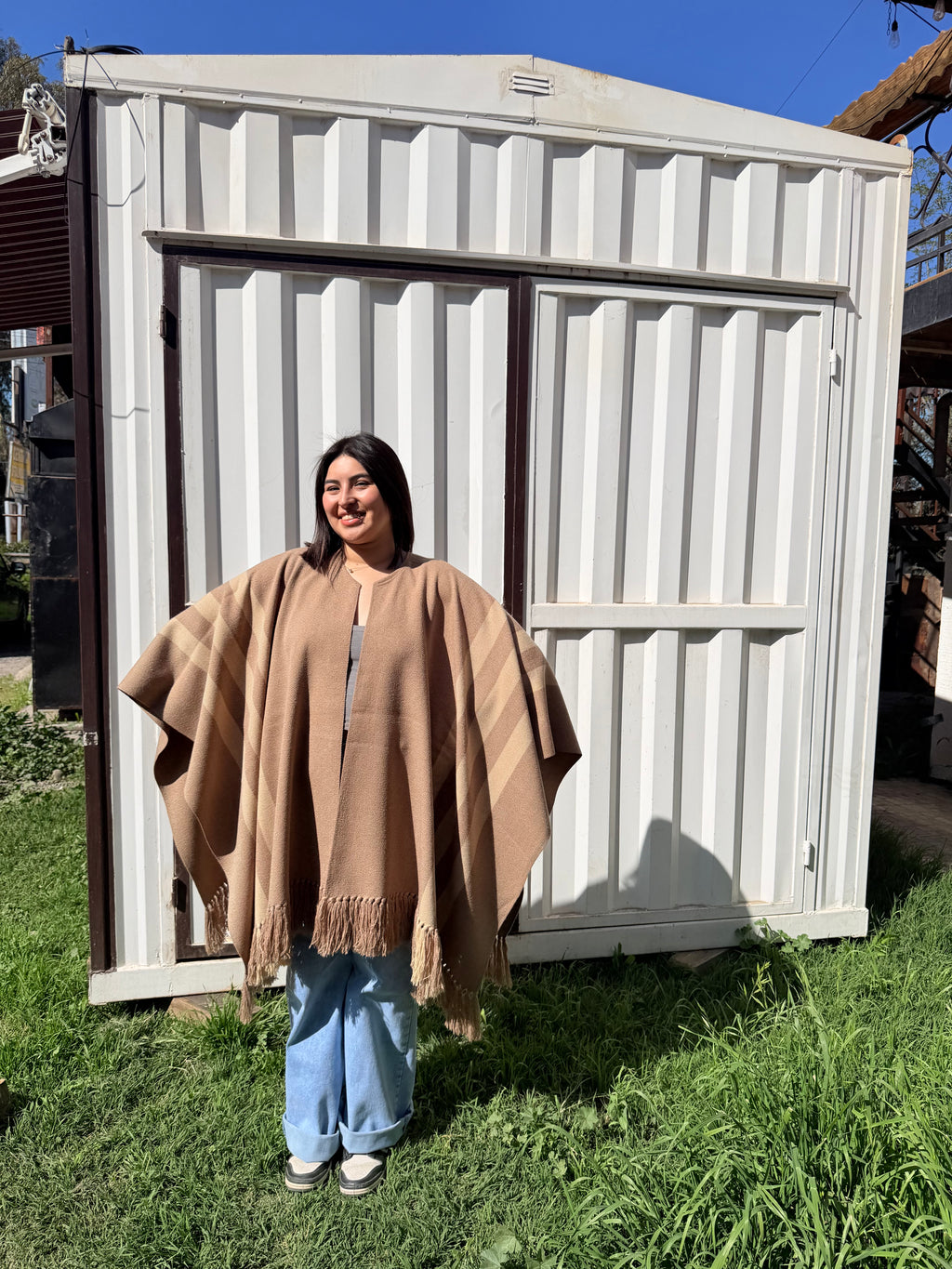 Ruana de Huasa Liviana Visón con Franjas Beige