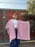 Ruana Rosada Diseño Herraduras Blancas