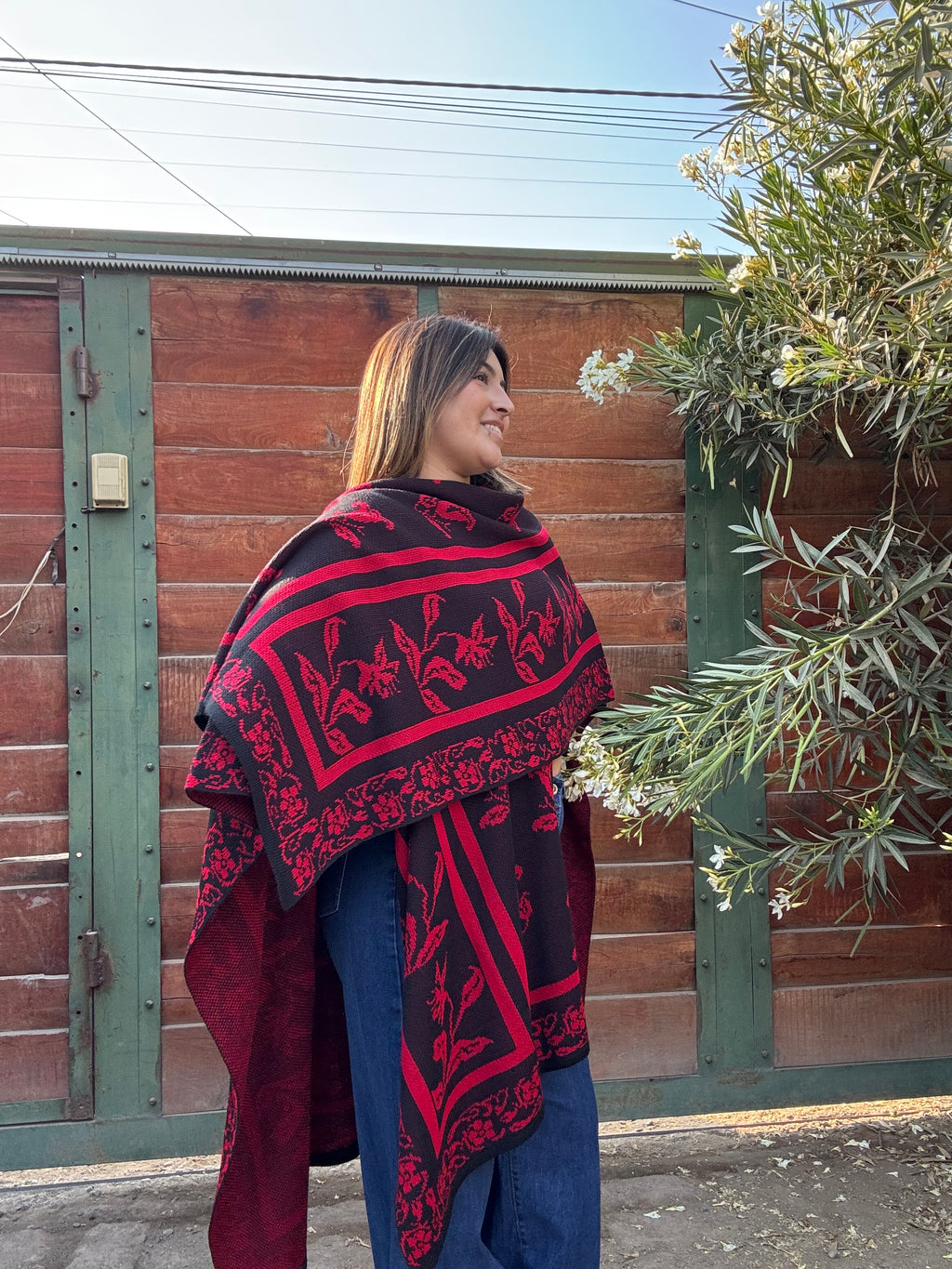 Ruana Negra Diseño Copihues Rojos