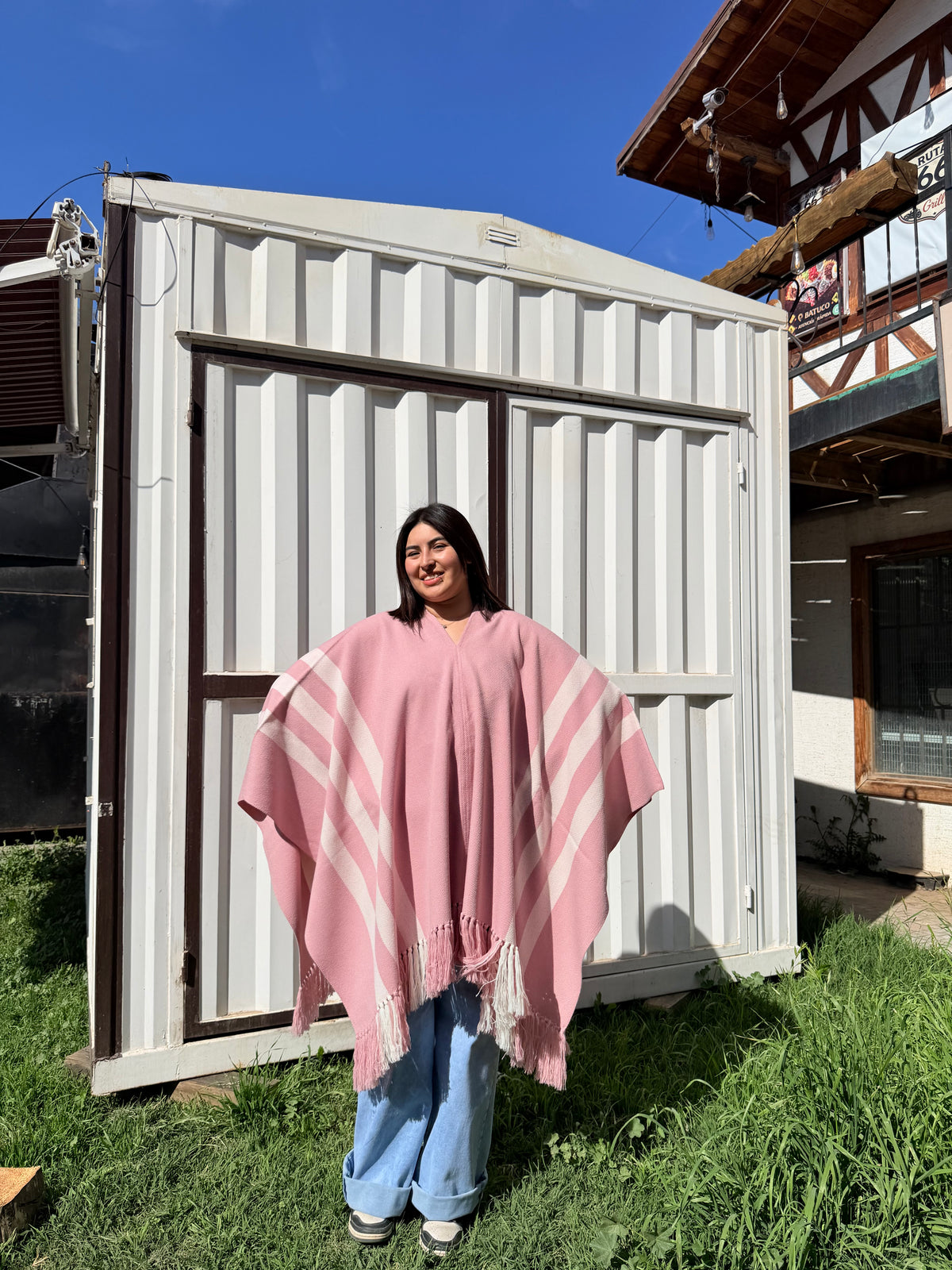 Poncho Liviano Rosado con Franjas Crudo y Flecos