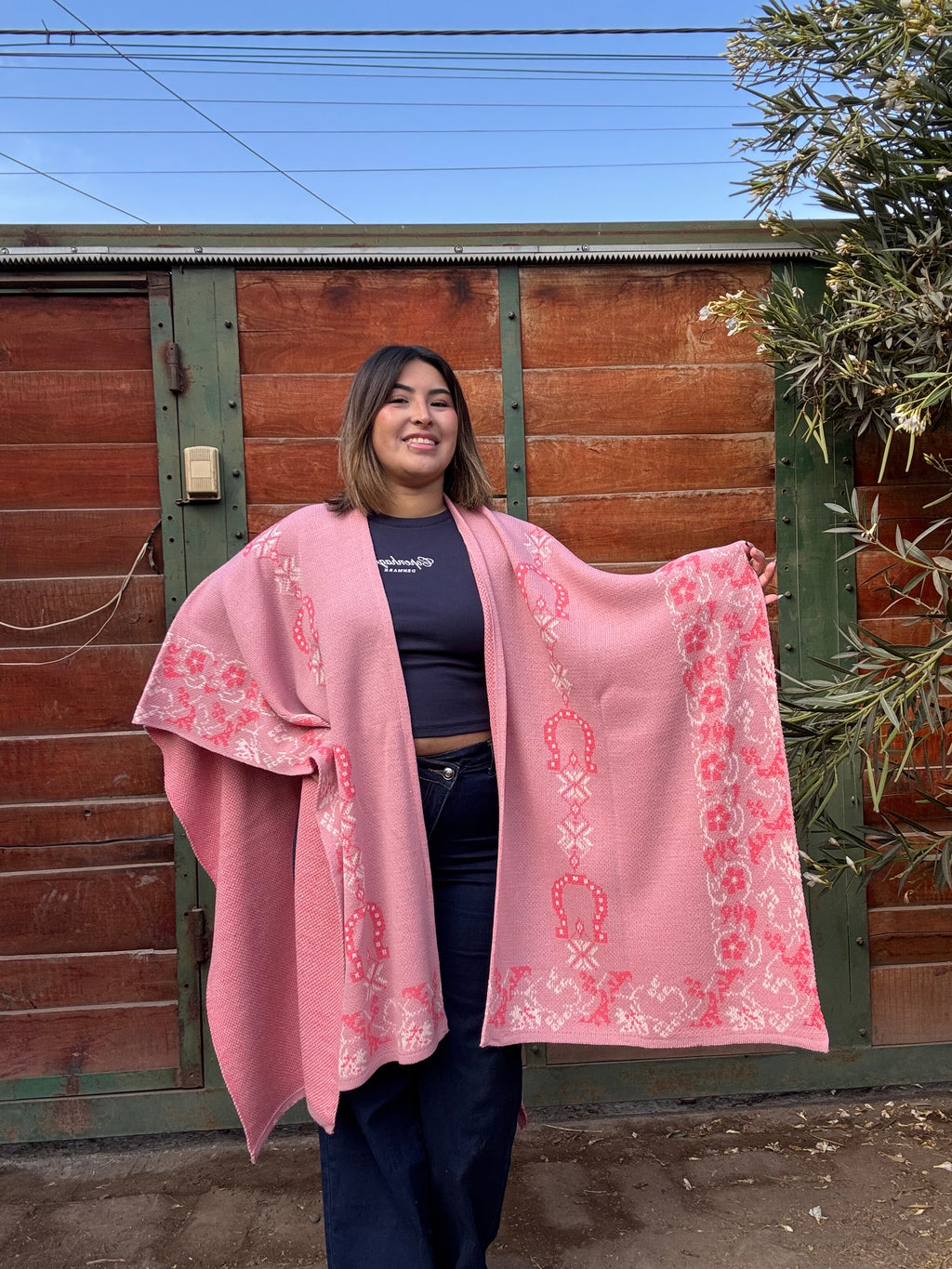 Ruana Rosada Diseño Herraduras Fucsia 3 Colores
