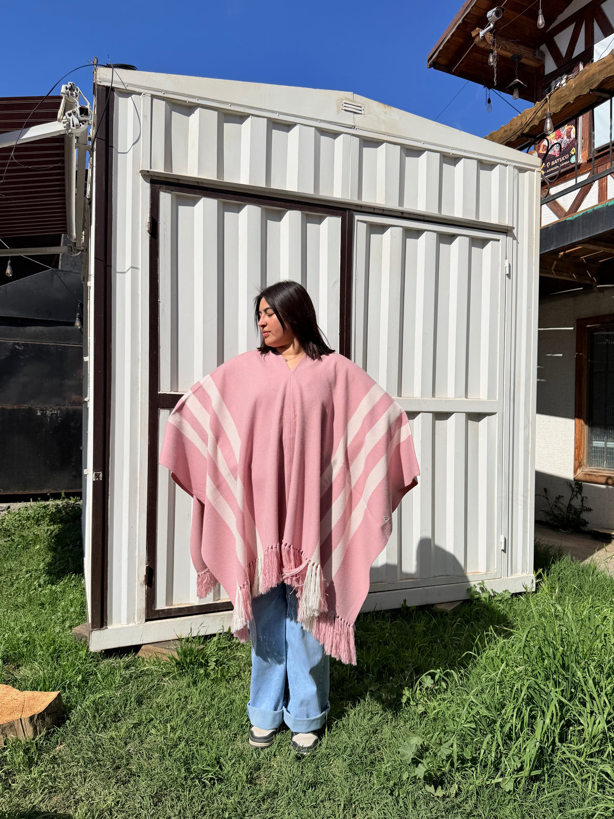 Poncho Liviano Rosado con Franjas Crudo y Flecos