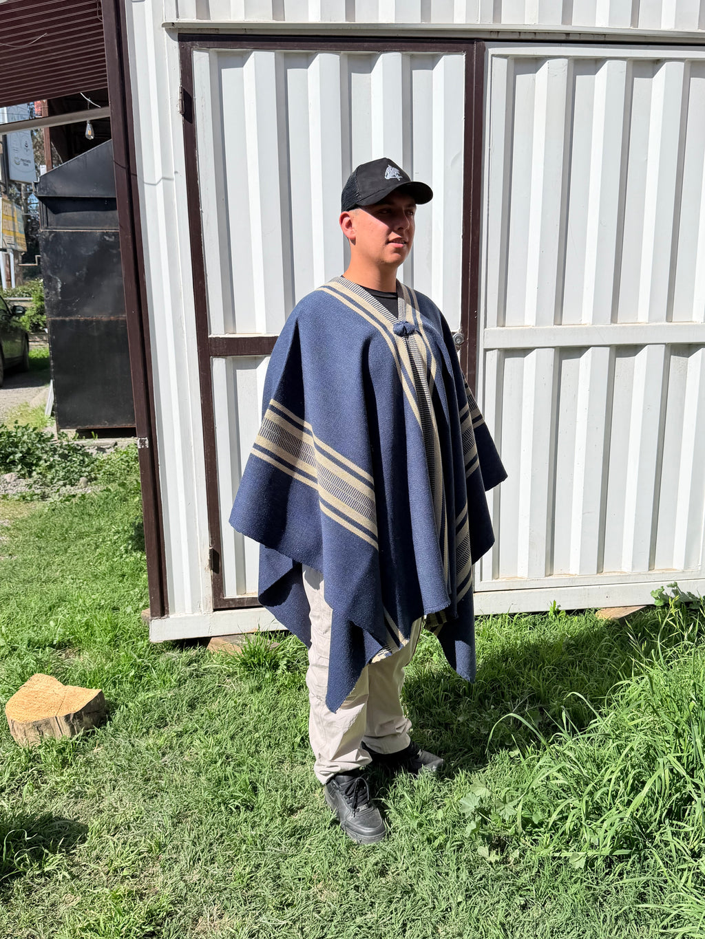 Poncho Azul con Peinecillo Crudo