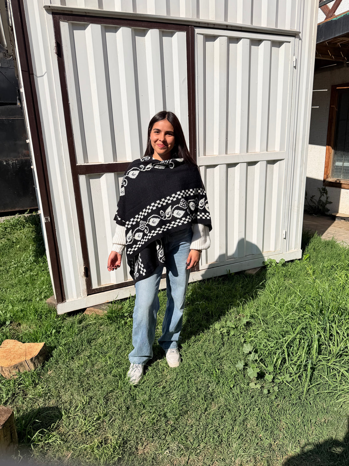 Ruana Negra Diseño Hojas Crudo – Talla 14