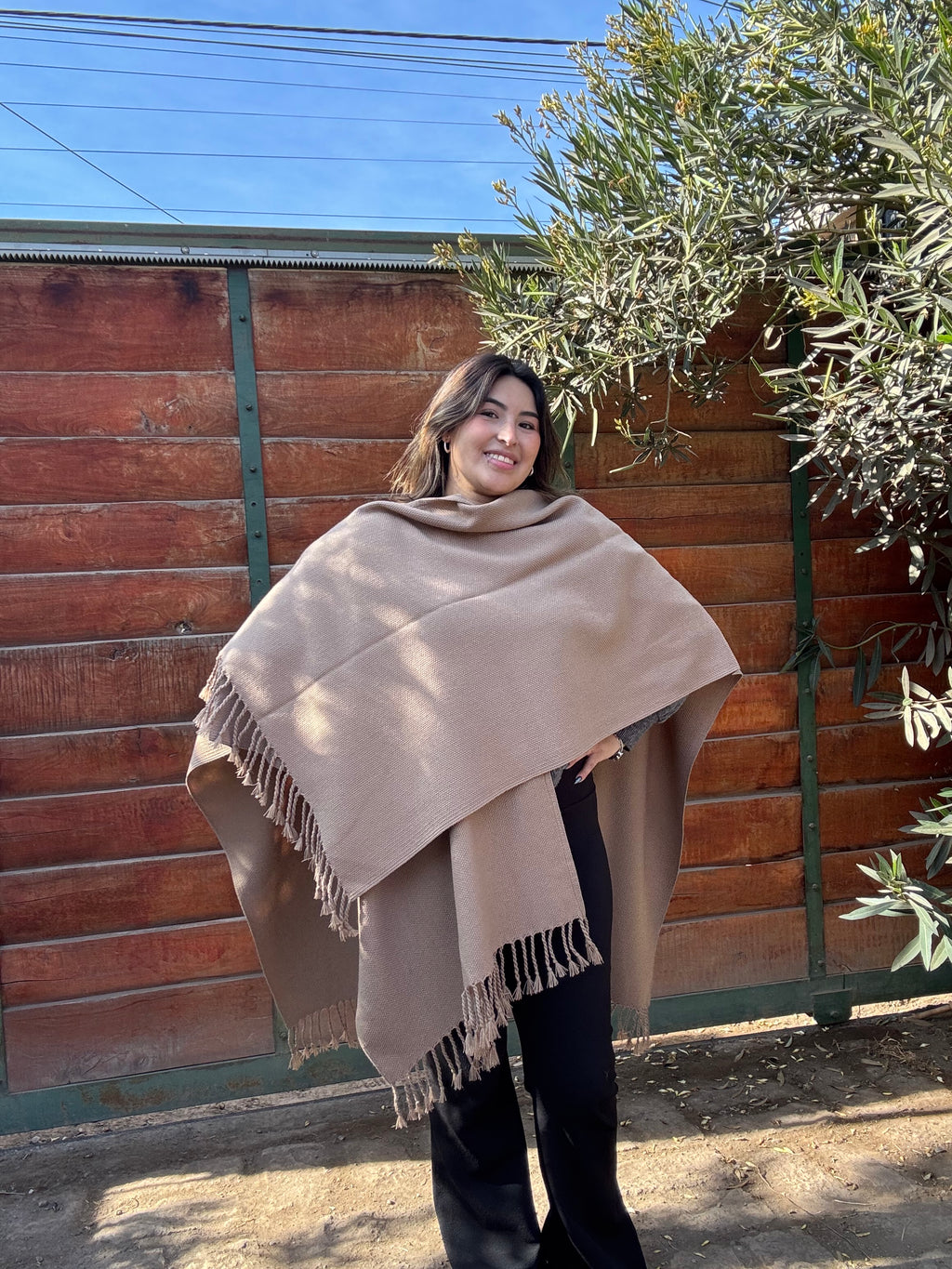 Ruana Taupe con Flecos Tejida a Telar