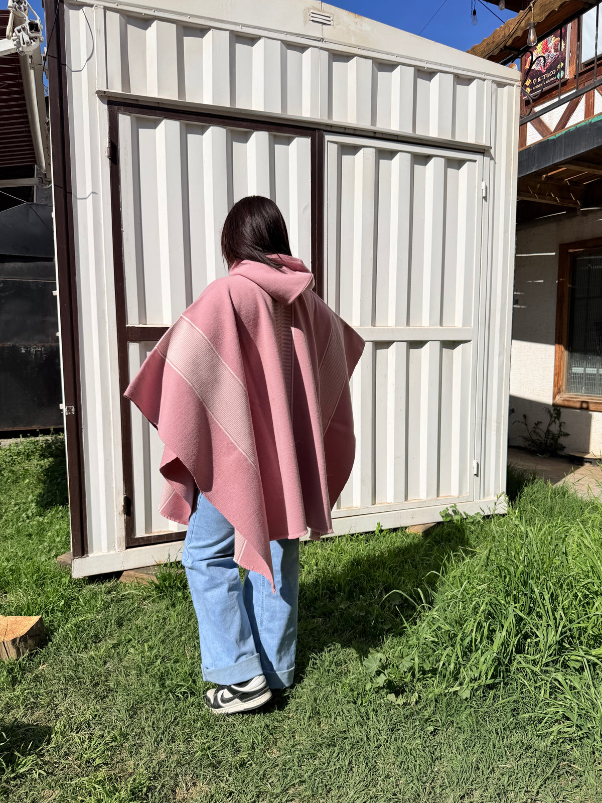 Poncho Rosado 1.60mt Diseño Mapuche Crudo y Capucha