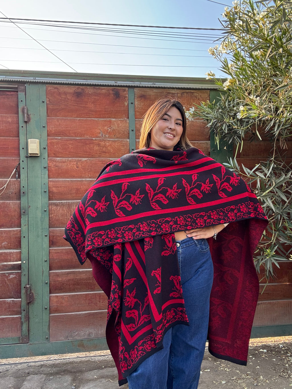 Ruana Negra Diseño Copihues Rojos