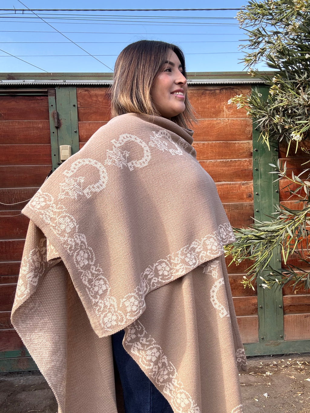 Ruana Beige Diseño Herraduras Blancas