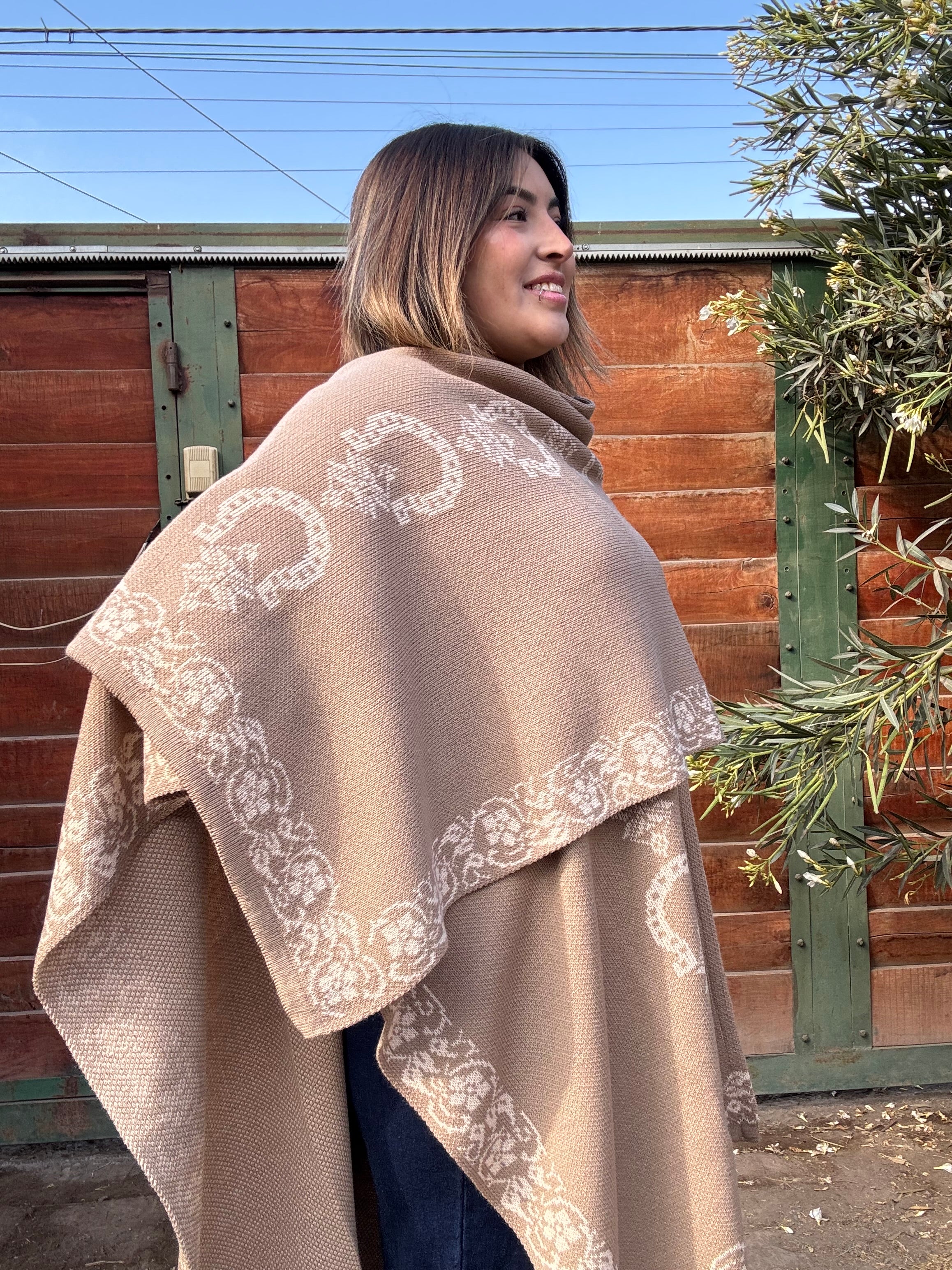 Ruana Beige Diseño Herraduras Blancas